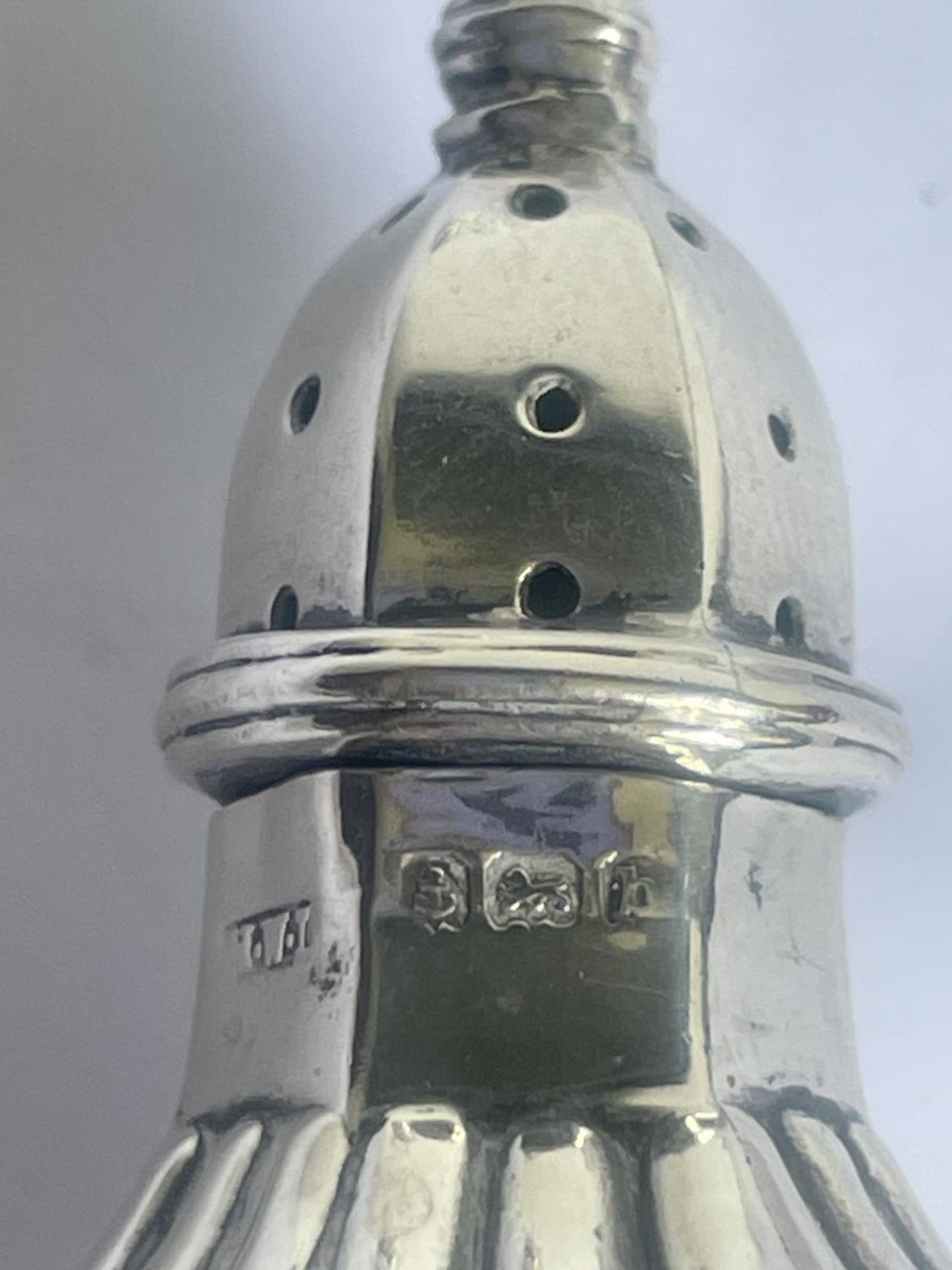 A HALLMARKED BIRMINGHAM SILVER CRUET SET (SALT LACKING LINER) GROSS WEIGHT WITHOUT MUSTARD POT LINER - Image 5 of 7