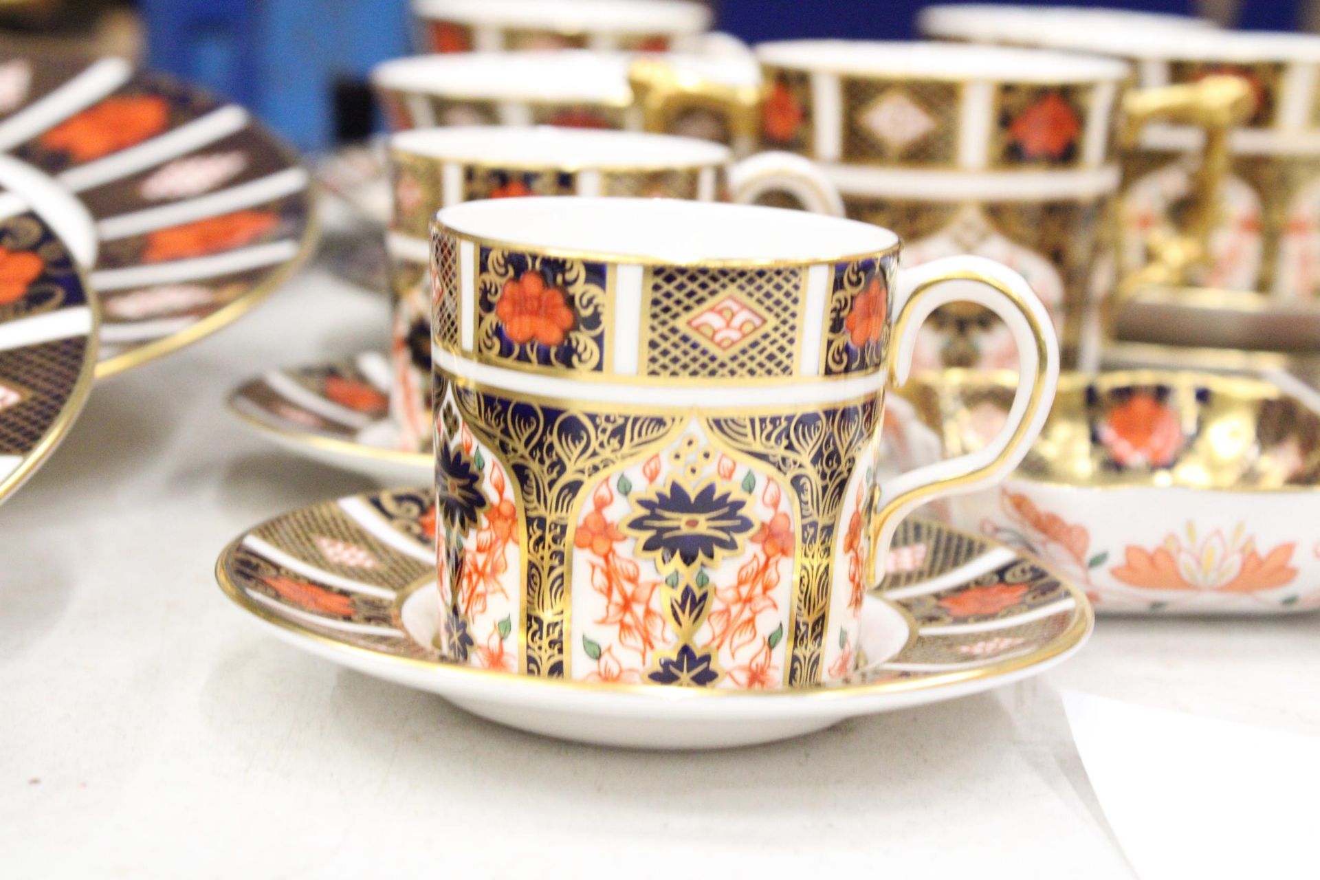A QUANTITY OF ROYAL CROWN DERBY TO INCLUDE A LOVING CUP , COFFEE CANS AND SAUCERS, TEACUPS AND - Image 4 of 7