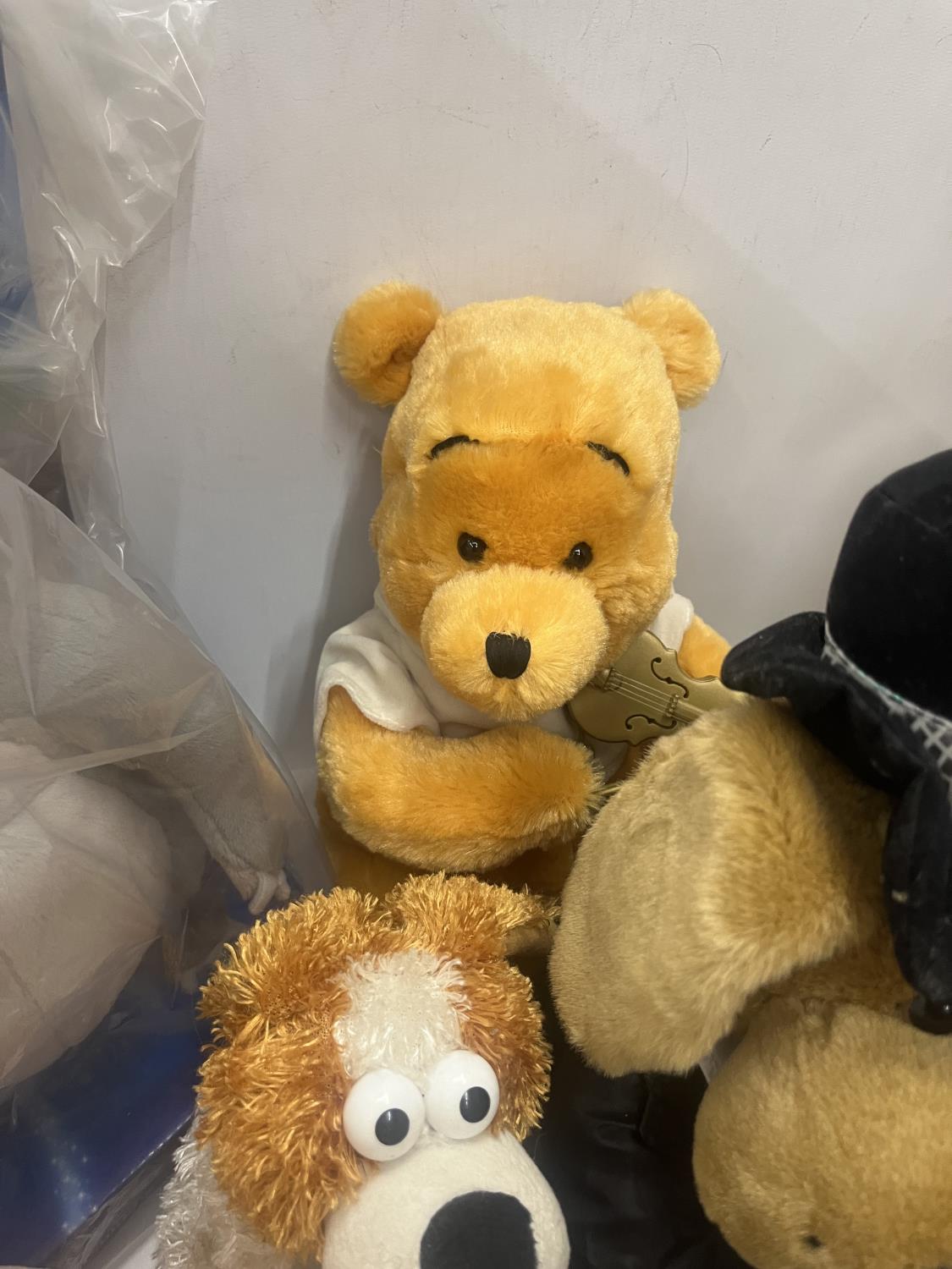 AN ASSORTMENT OF MECHANICAL AND BETTERY POWERED CUDDLY TOYS TO INCLUDE A DISNEY WHINNIE THE POOH AND - Bild 4 aus 5