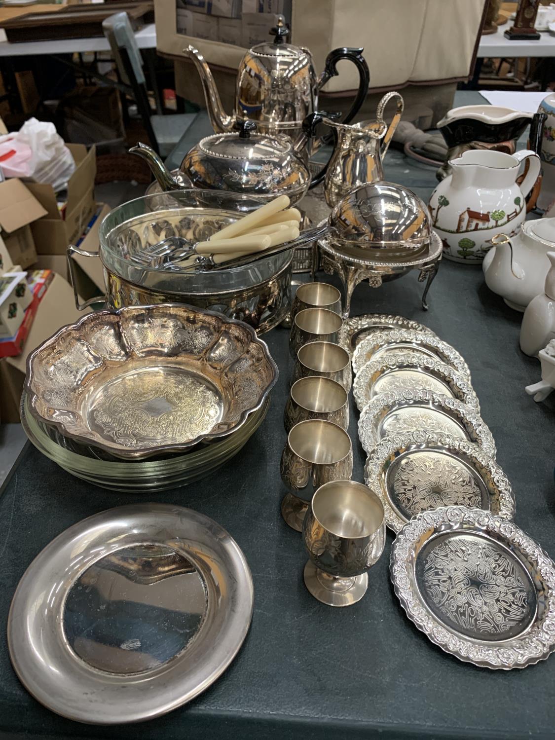 A COLLECTION OF SILVER PLATE TO INCLUDE A TEASET WITH GALLERIED TRAY, COASTERS, BOWLS, EGG CUPS, - Image 6 of 6