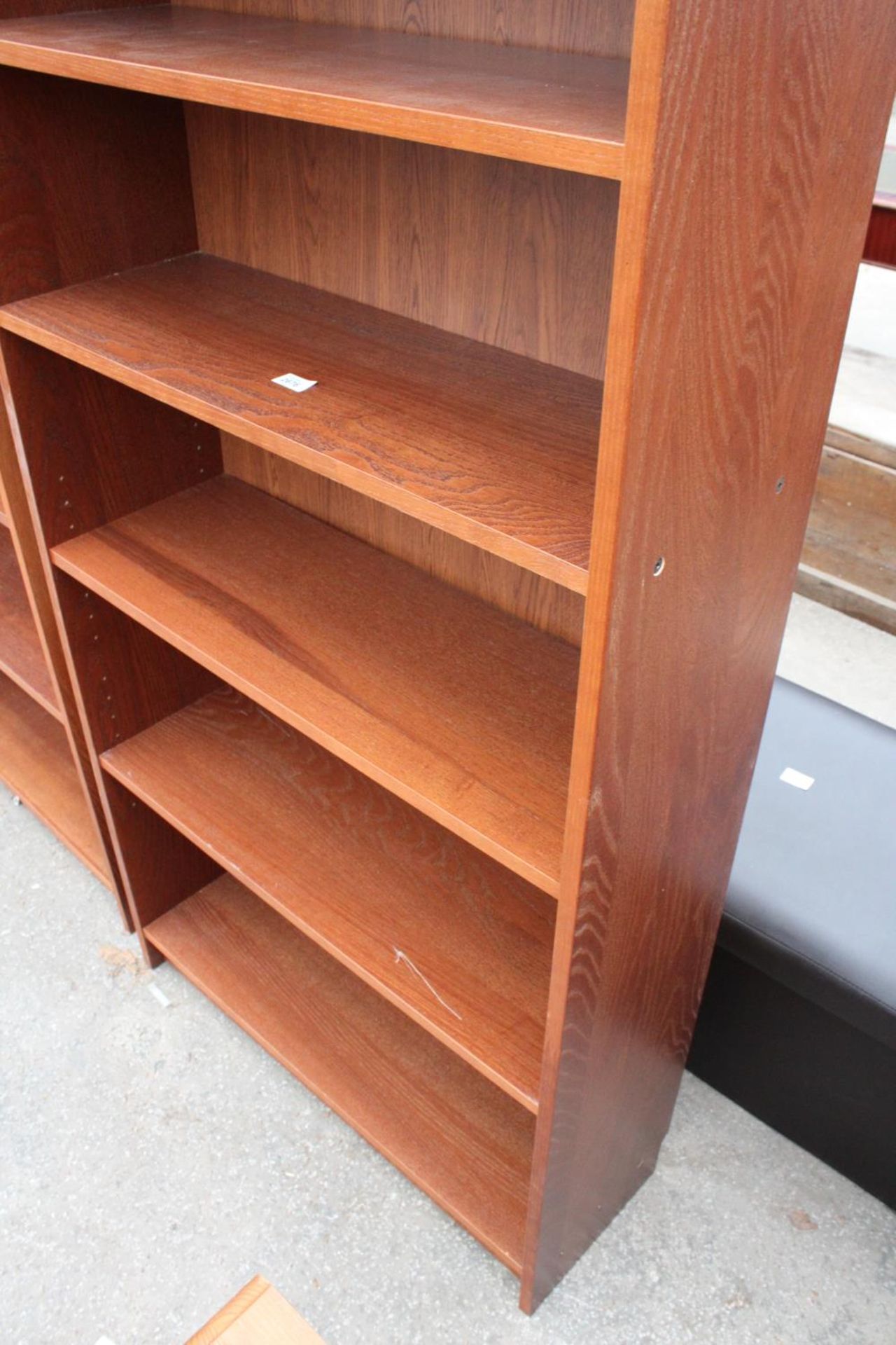 A MODERN SEVEN TIER OPEN BOOKCASE, 32" WIDE - Image 3 of 3