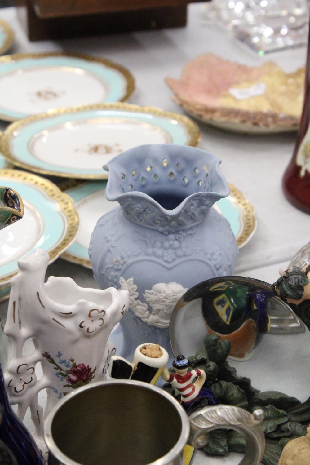A MIXED LOT OF COLLECTABLES TO INCLUDE A LEONARDO COLLECTION "FROST FAIRY" TABLE MIRROR, A IRONSTONE - Image 8 of 8