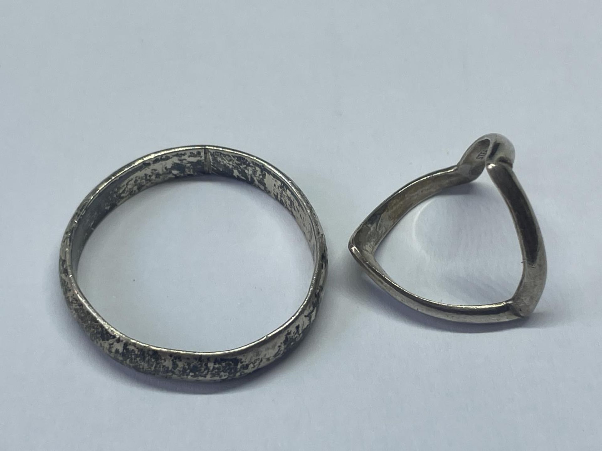 FIVE SILVER RINGS - Image 3 of 3