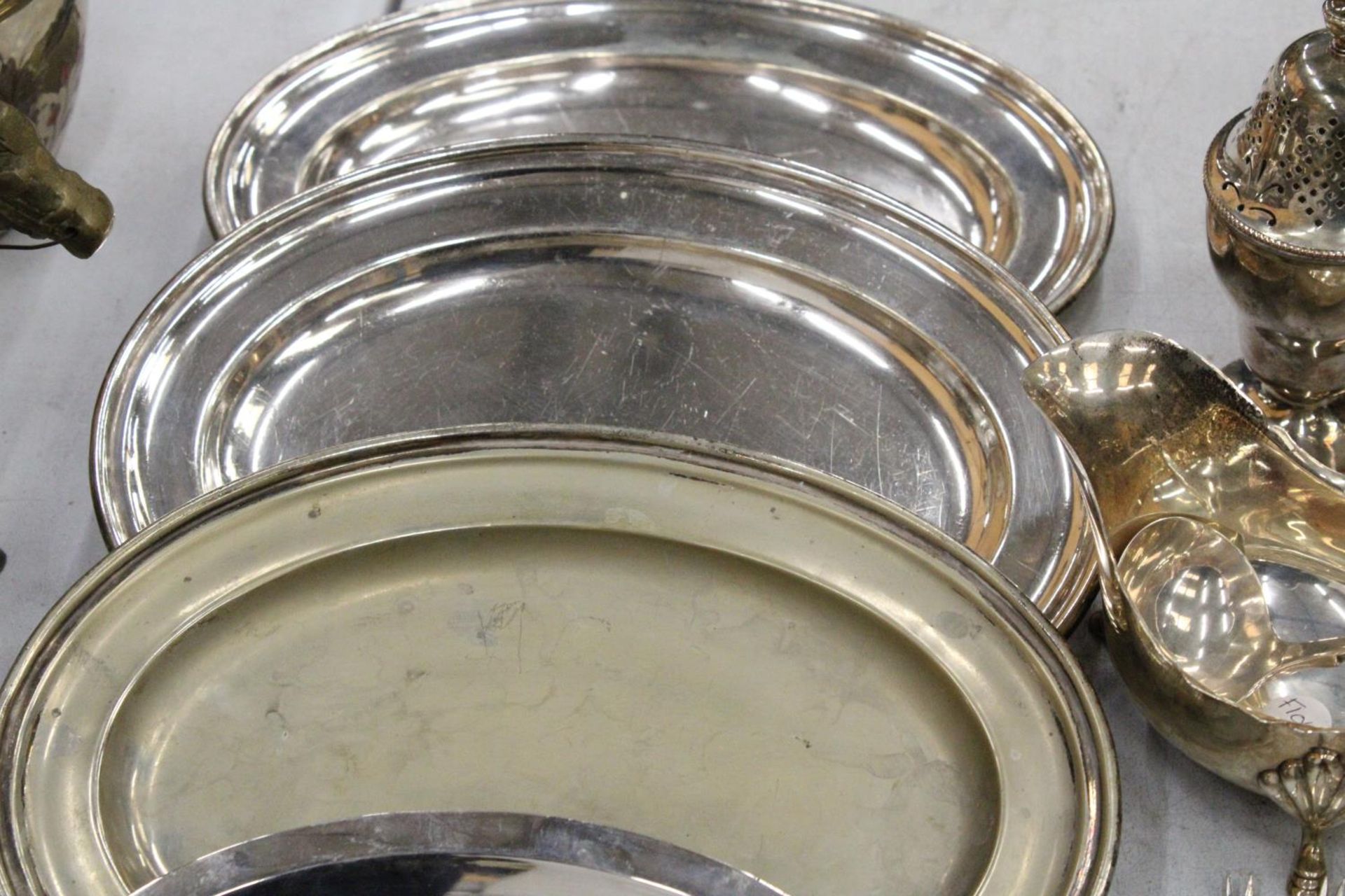 A MIXED LOT OF SILVER PLATE TO INCLUDE PLATES, SPOONS, GRAVY BOWL, SUGAR CASTER ETC - Image 3 of 6
