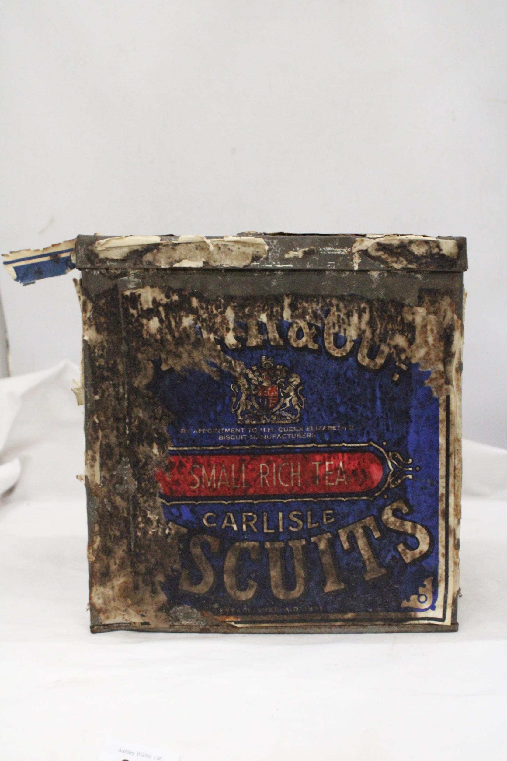 A CARRS OF CARLISLE LARGE BISCUIT TIN - APPROXIMATELY 26CM X 23CM - Image 2 of 5