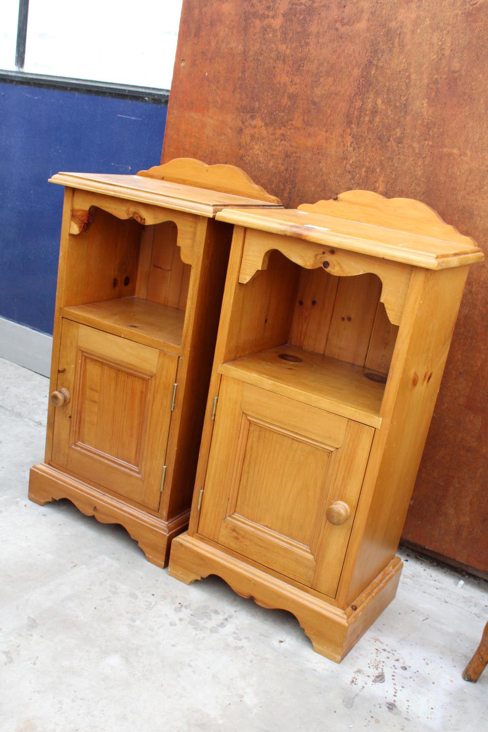 A PAIR OF PINE BEDSIDE CHESTS - Bild 2 aus 2