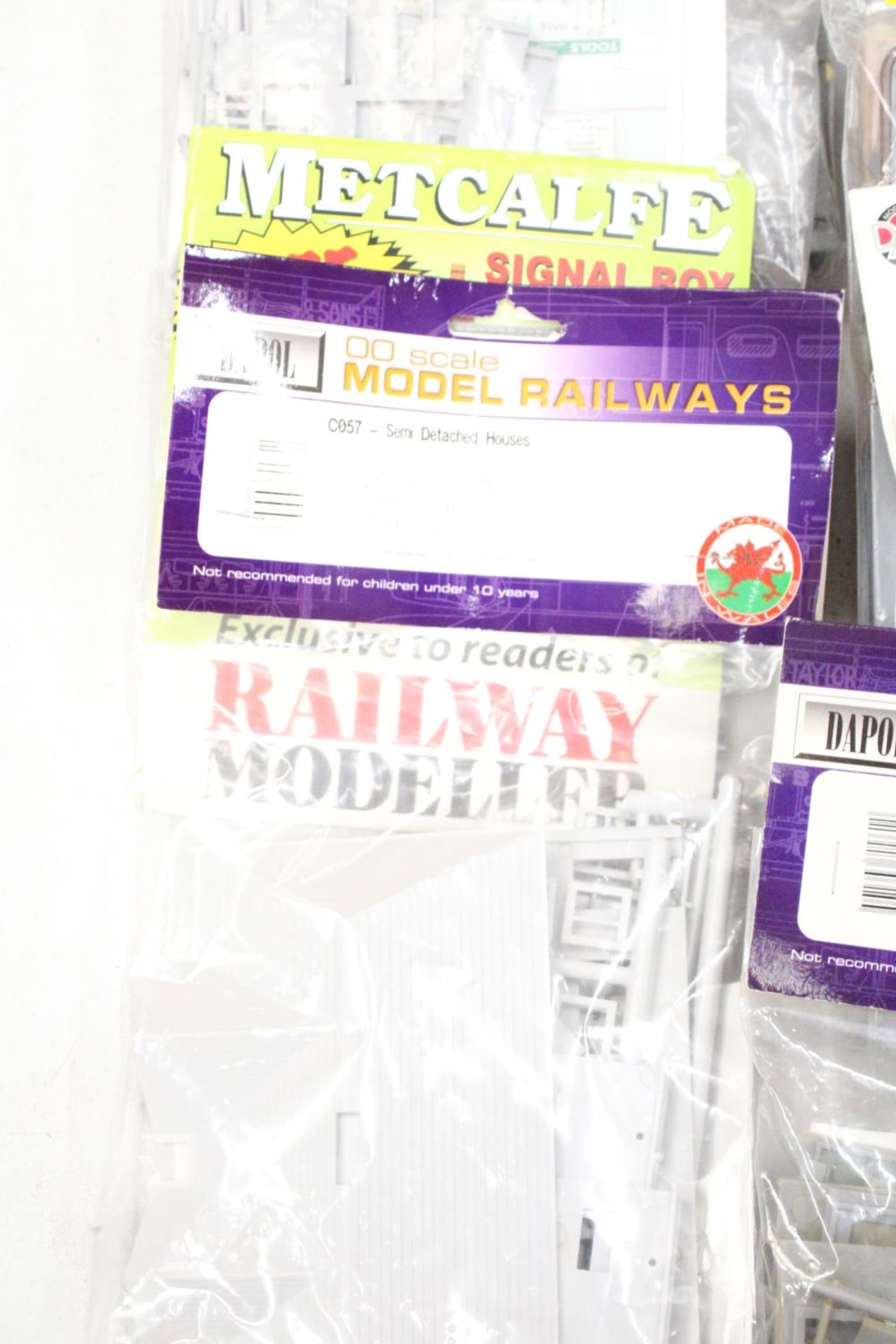 A MIXED COLLECTION OF MODEL RAILWAY BUILDING KITS - Image 3 of 7