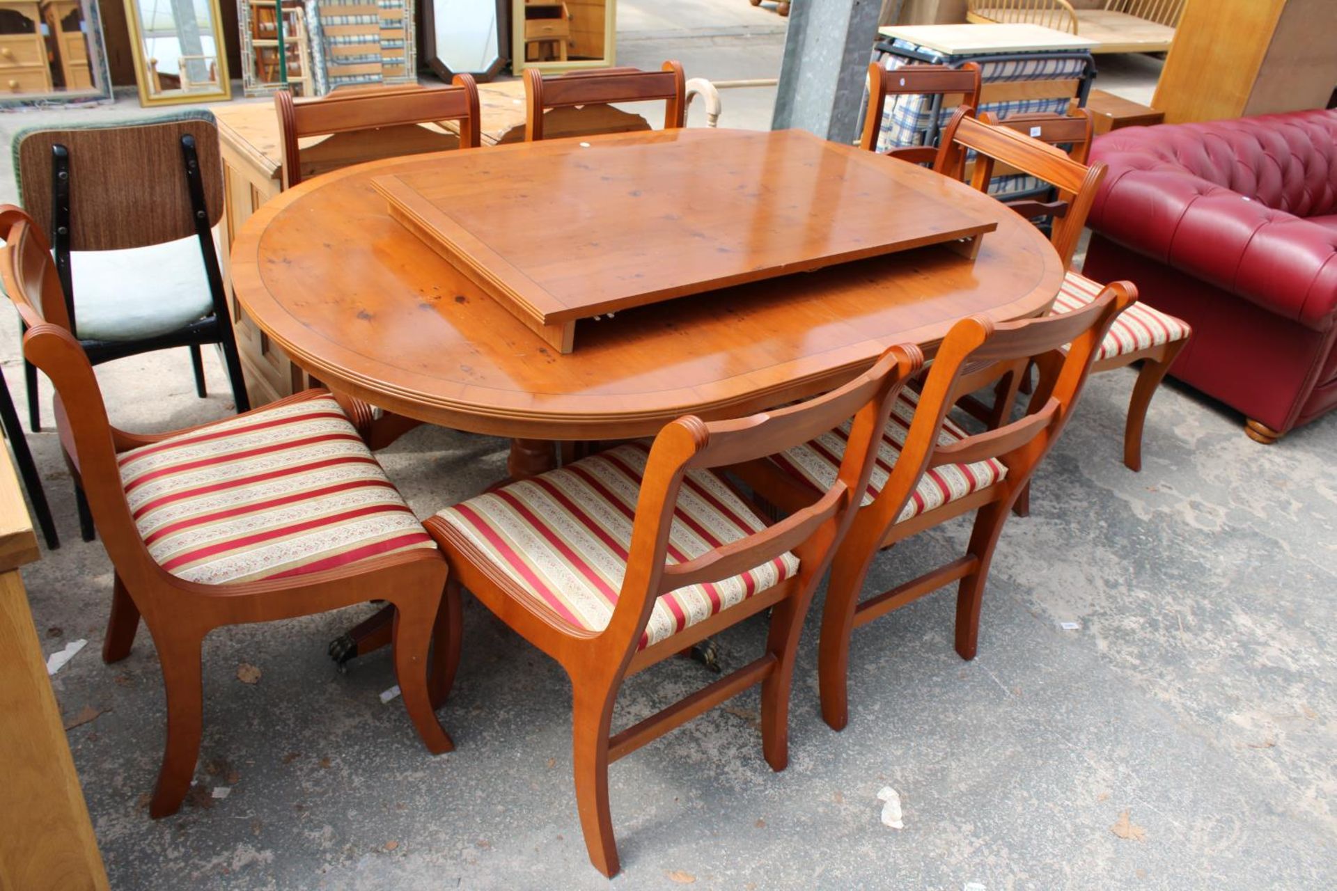 A YEW WOOD REGENCY STYLE EXTENDING PEDESTAL DINING TABLE (62" x 39") (LEAF 22") WITH EIGHT CHAIRS - Image 2 of 5