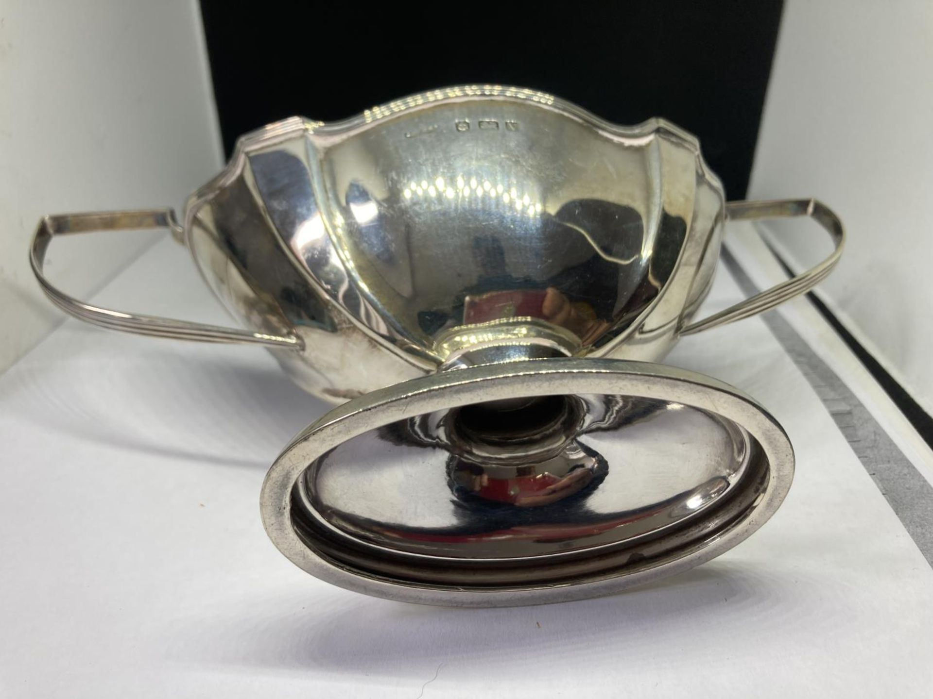 A HALLMARKED BIRMINGHAM SILVER TWIN HANDLED DISH GROSS WEIGHT 133 GRAMS - Image 4 of 5