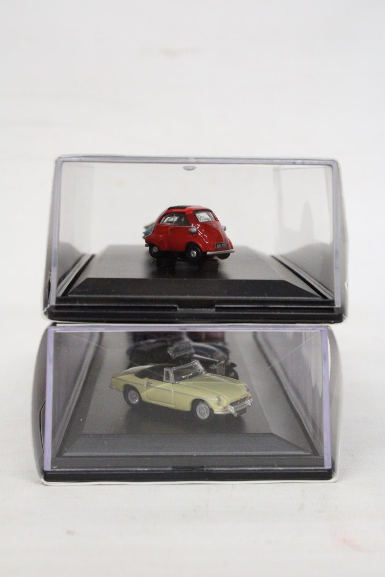 TWO OXFORD AS NEW AND BOXED AUTOMOBILE COMPANY SETS TO INCLUDE A FIVE PIECE MG SET AND A THREE PIECE - Image 6 of 8