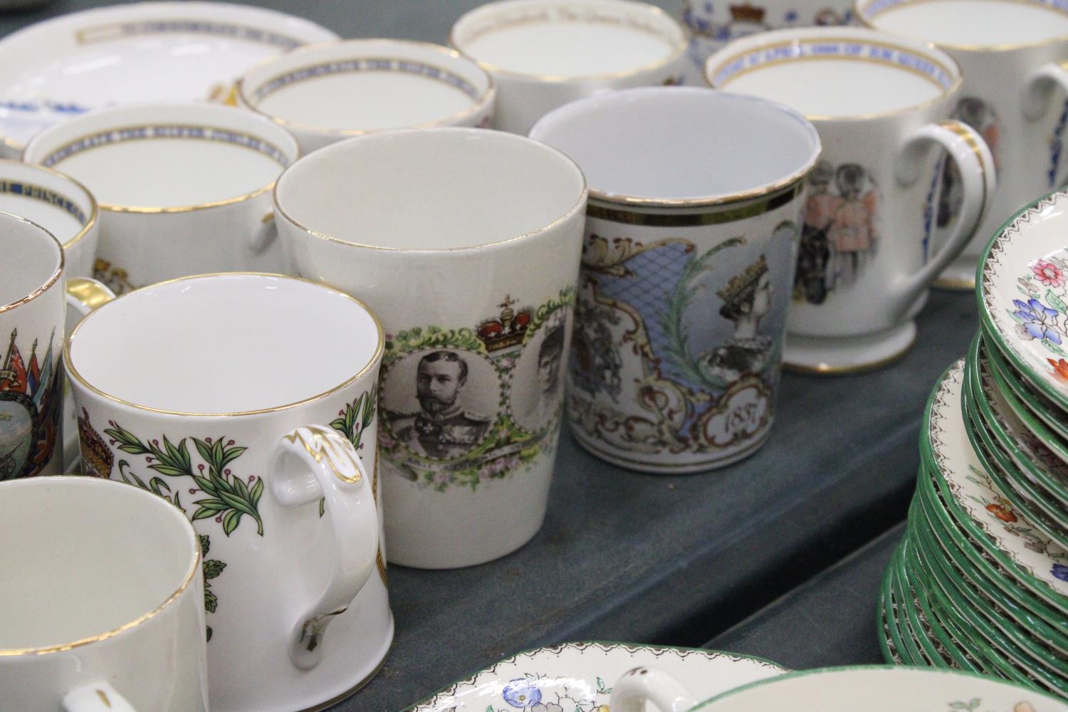 A COLLECTION OF COMMEMORATIVE WARE TO INCLUDE SPODE, AYNSLEY, MUGS ETC PLUS A BOM-BOM DISH WITH A - Image 6 of 7
