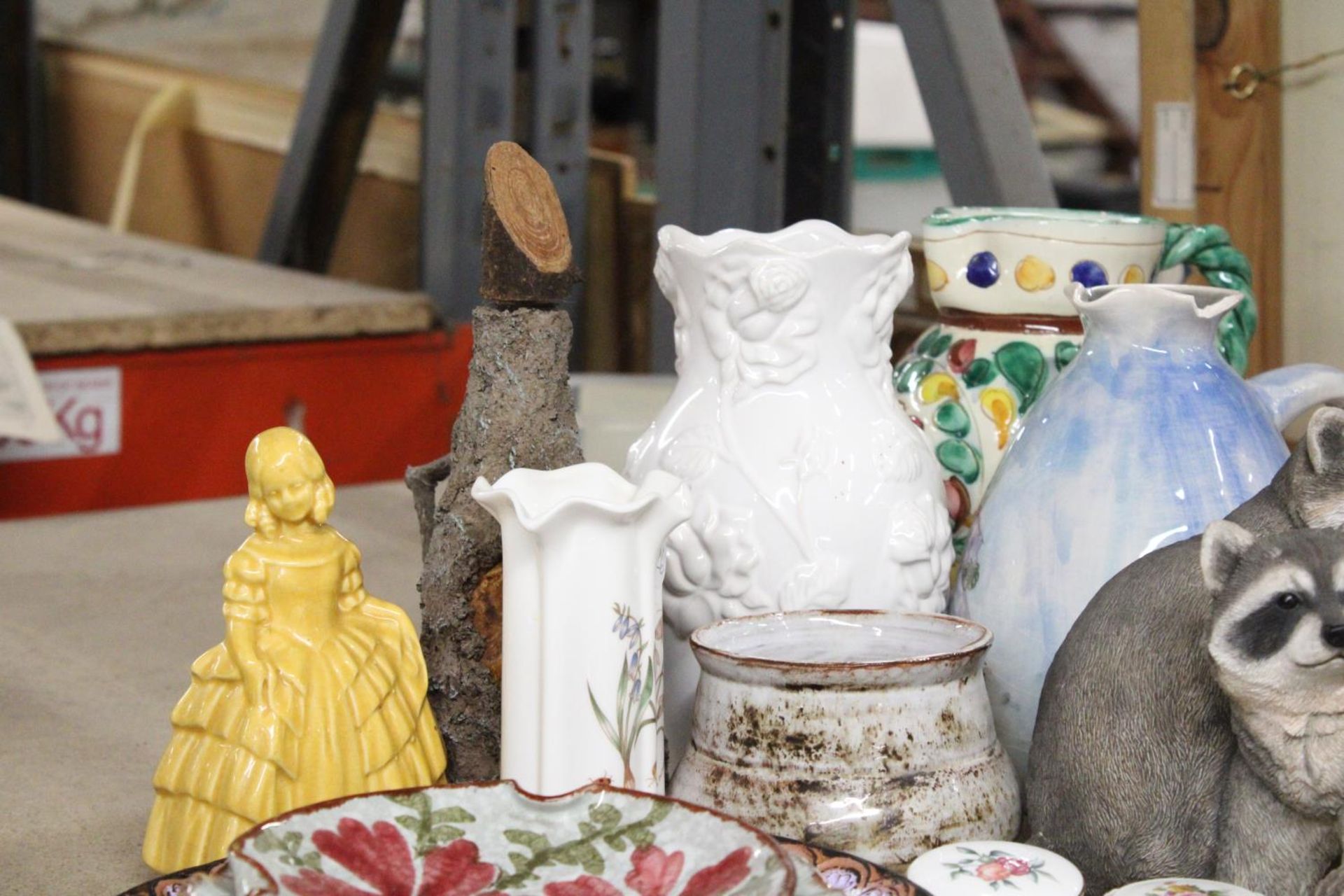 A QUANTITY OF CERAMICS AND CHINA TO INCLUDE, VASES, JUGS, PLATES, RACCOON FIGURE, PILL BOXES, ETC - Image 3 of 8