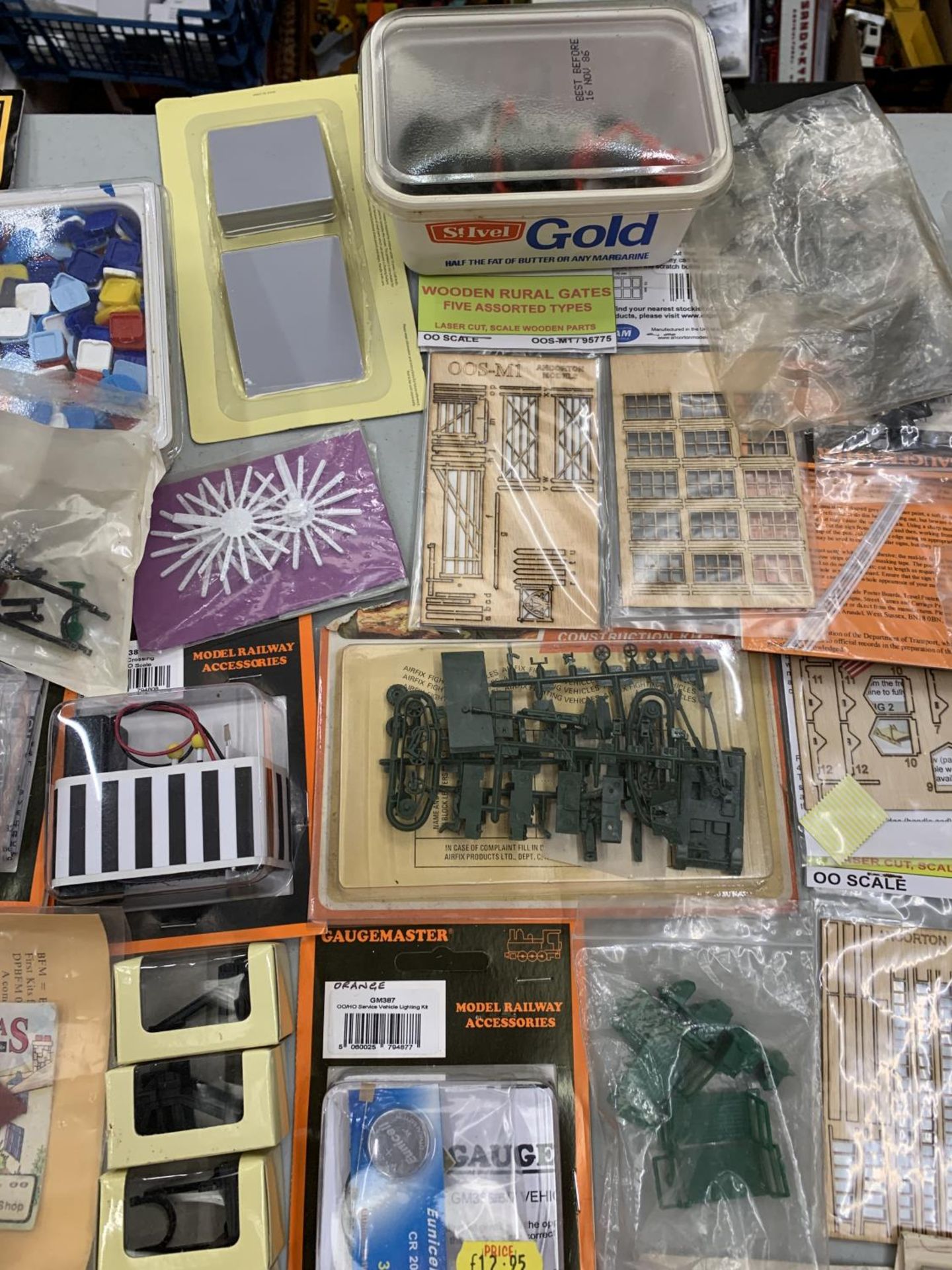 A QUANTITY OF MODEL MAKING KITS AND ACCESSORIES - Image 5 of 7