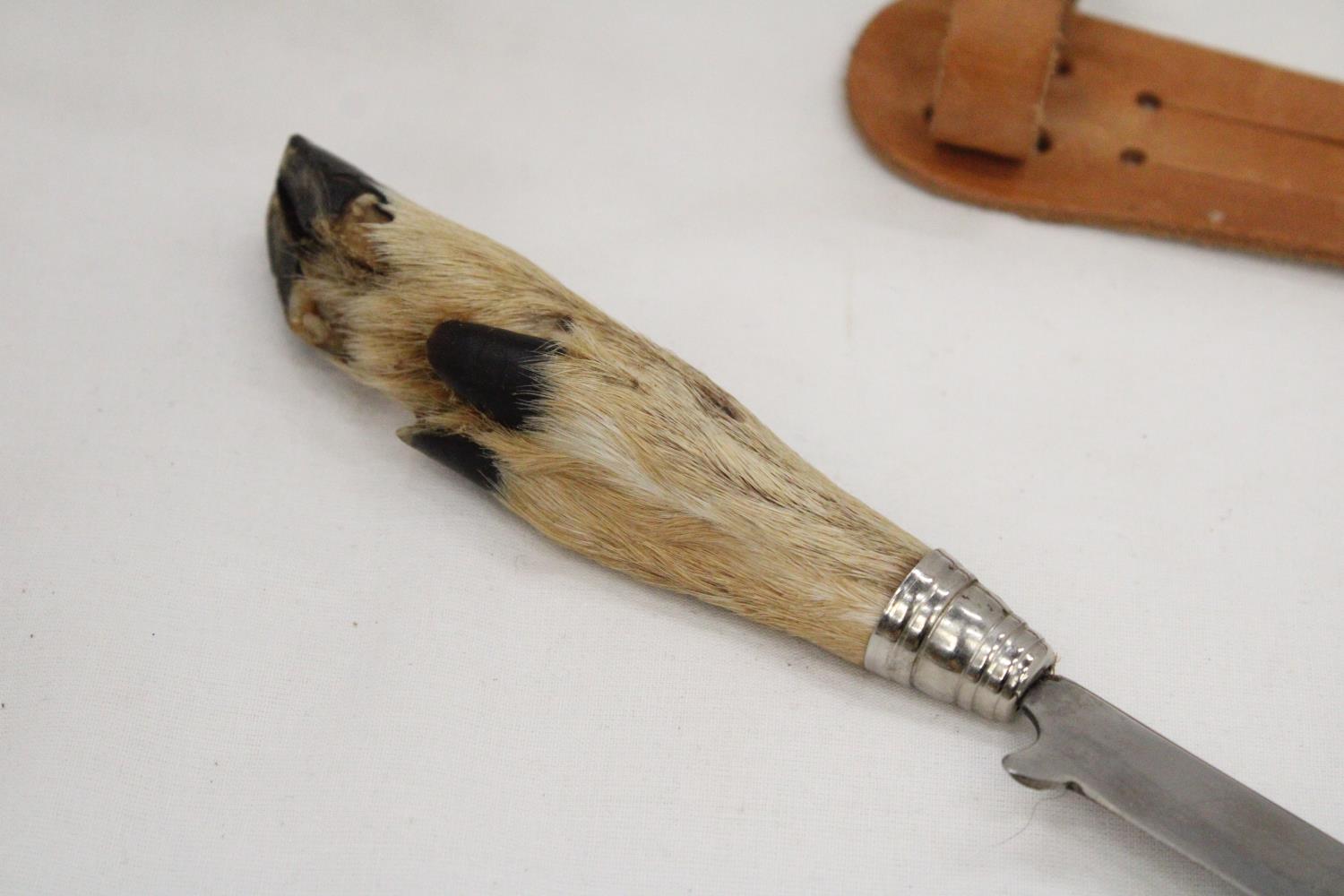 A DEER'S FOOT HUNTING KNIFE IN LEATHER SHEATH - Image 3 of 5