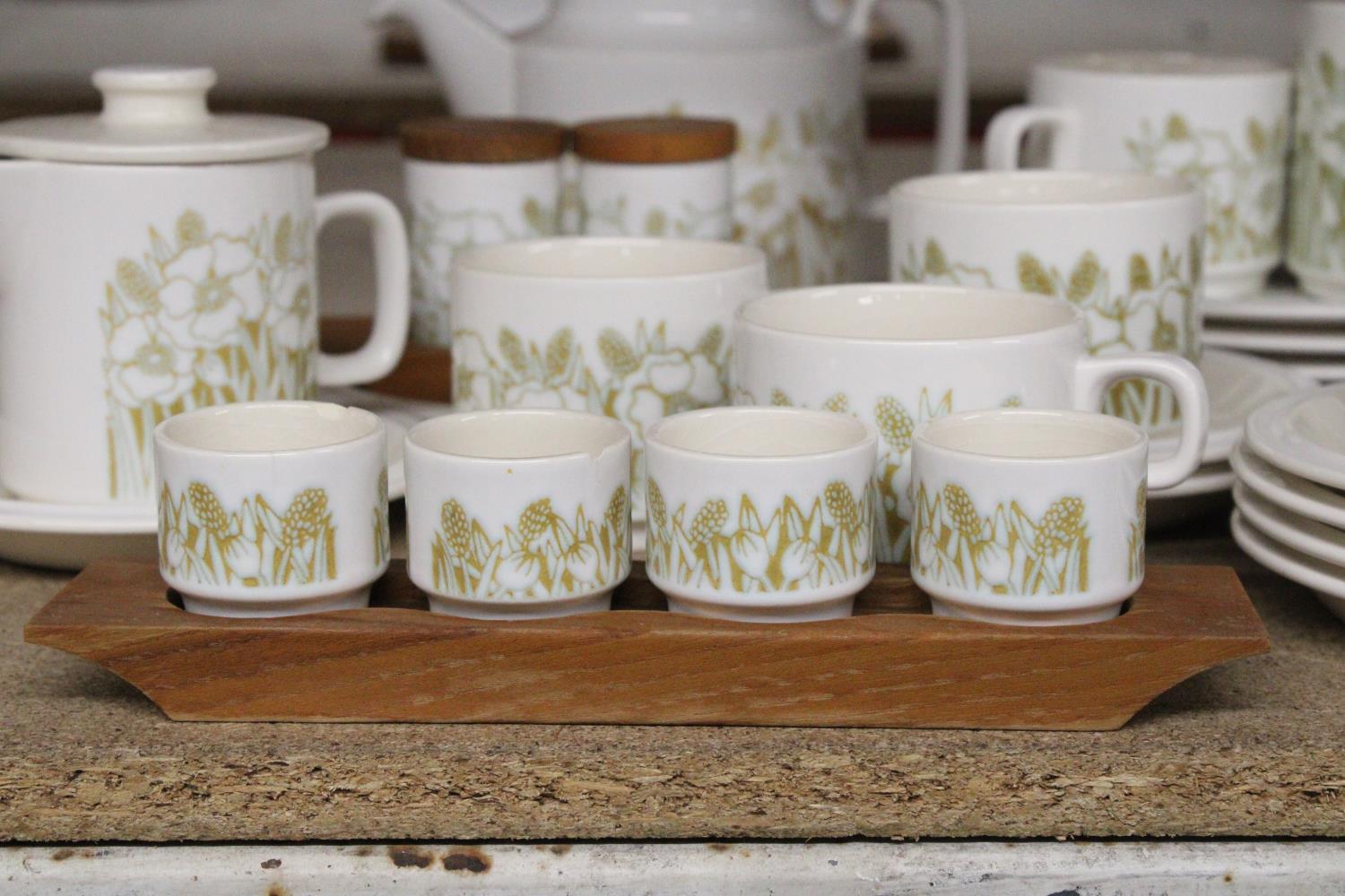 A VINTAGE HORNSEA POTTERY 'FLEUR' TEASET TO INCLUDE A TEAPOT, MILK JUG, SUGAR BOWL, A CRUET SET, EGG - Image 2 of 6