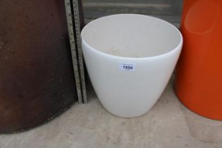 A LOW WHITE PLASTIC CIRCULAR LECHUZA PLANTER (H:26CM D:28CM)