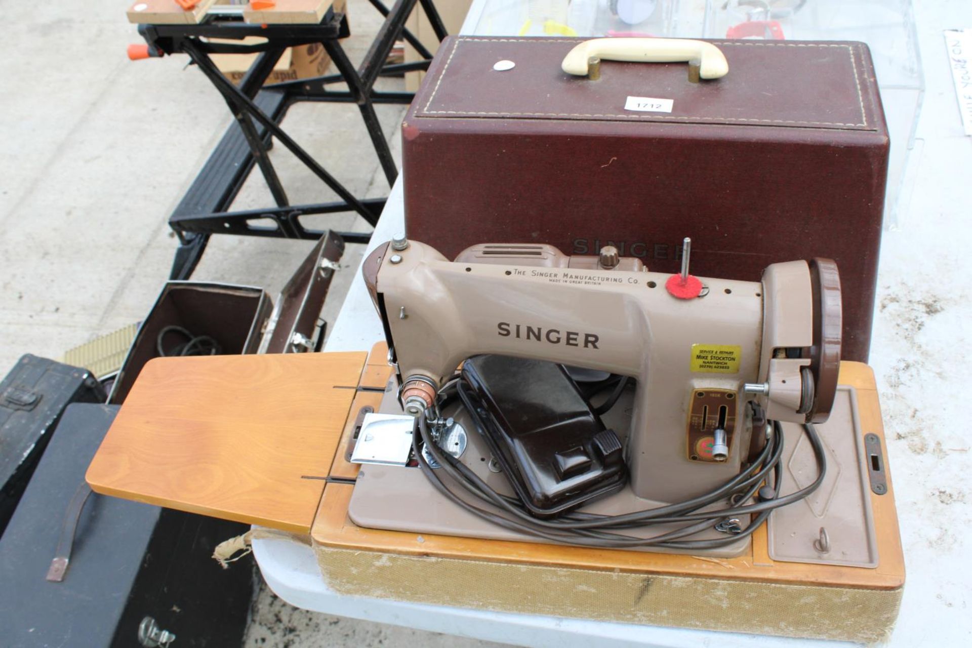 A RETRO SINGER SEWING MACHINE WITH CARRY CASE - Image 2 of 3