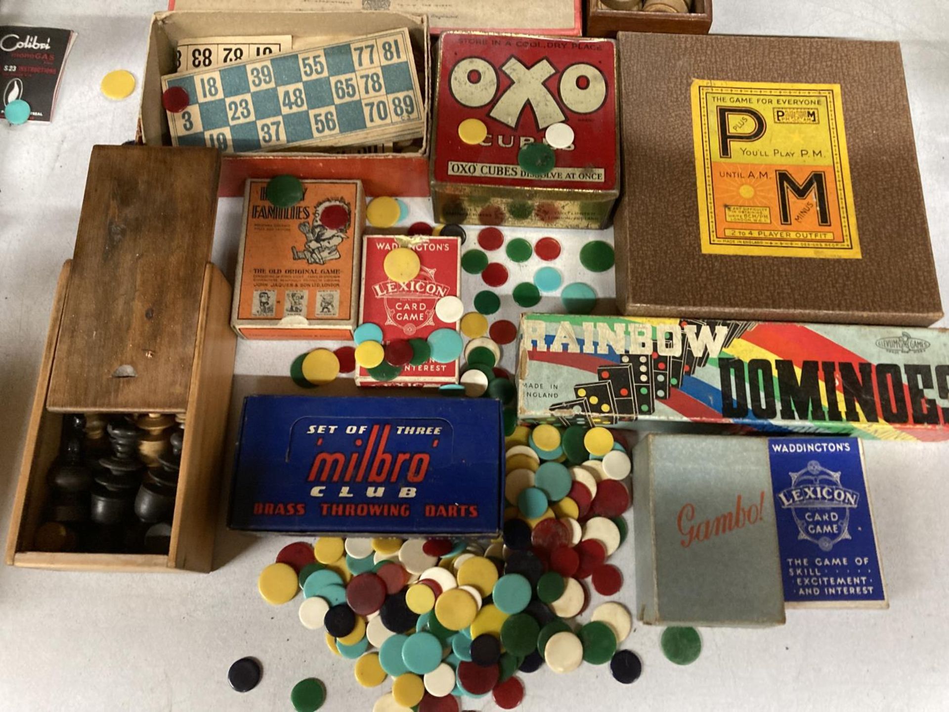 A QUANTITY OF GAMES, ETC TO INCLUDE DOMINOES, DRAUGHTS, DARTS, TIDDLYWINKS, PLAYING CARDS, ETC - Image 3 of 4