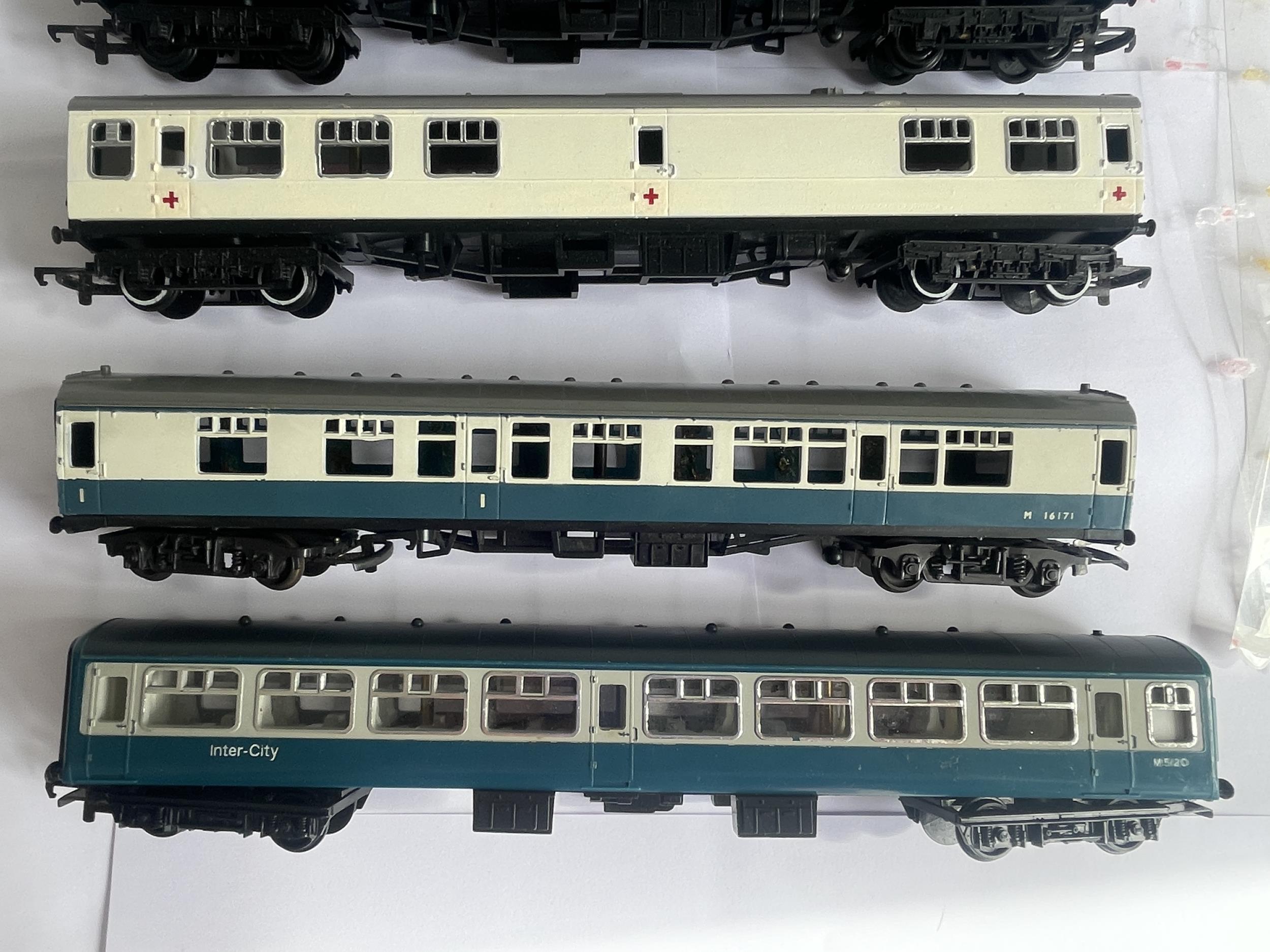 FIVE 00 GAUGE PASSENGER CARRIAGES THREE MARKED TRIANG - Image 3 of 3
