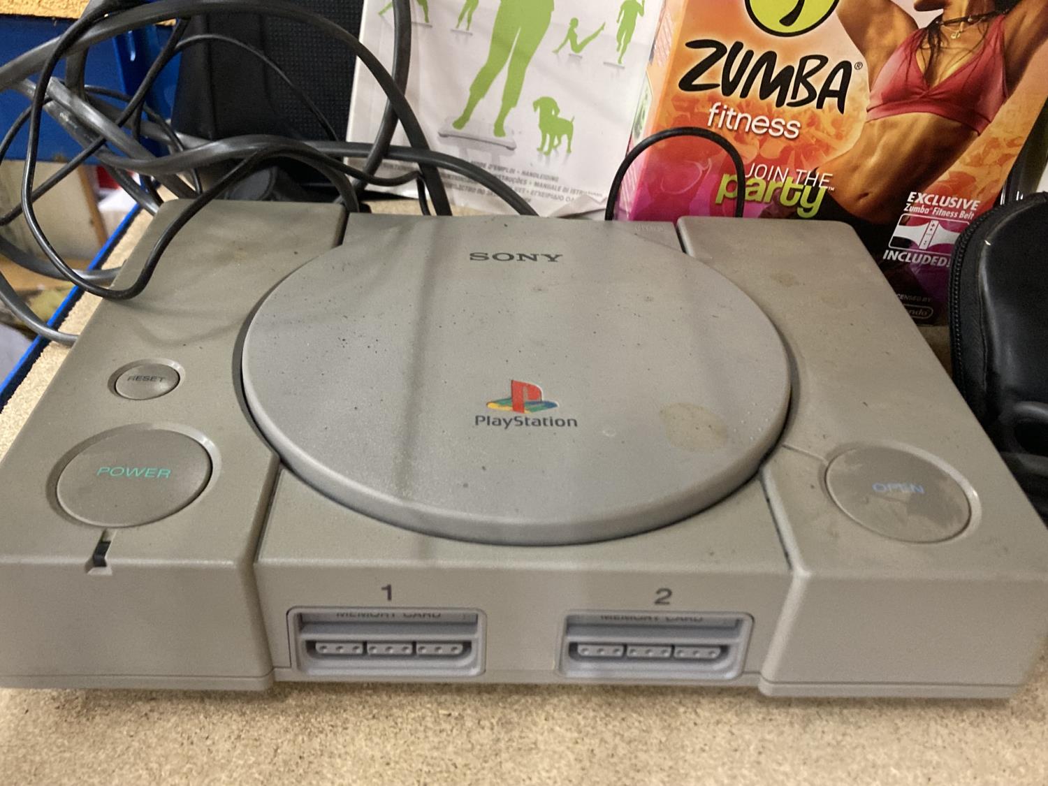 AN ASSORTMENT OF COMPUTER GAME ITEMS TO INCLUDE A PLAYSTATION ONE, WITH ONE CONTROLLER, A STEERING - Image 3 of 8