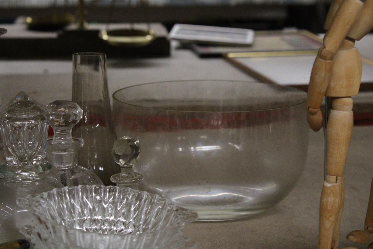 A LARGE COLLECTION OF GLASSWARE TO INCLUDE AN ART GLASS TRIANGULAR BOWL, WHITEFRIARS STYLE - Image 4 of 6