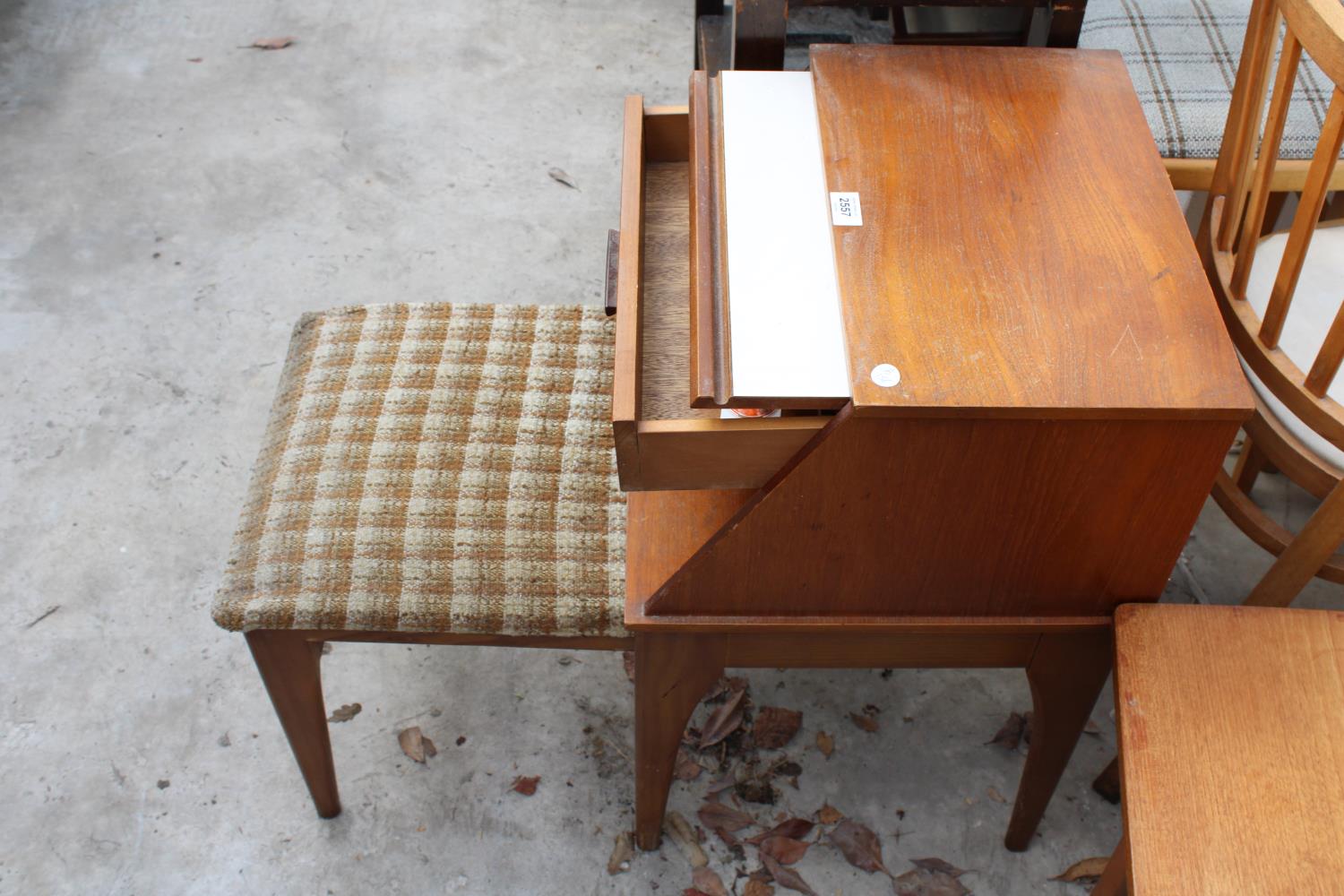 A RETRO TEAK CHIPPY STYLE TELEPHONE TABLE WITH PULL-OUT SEAT, SINGLE DRAWER AND SLIDE - Bild 2 aus 3