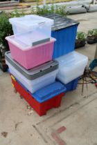 AN ASSORTMENT OF PLASTIC STORAGE BOXES WITH LIDS