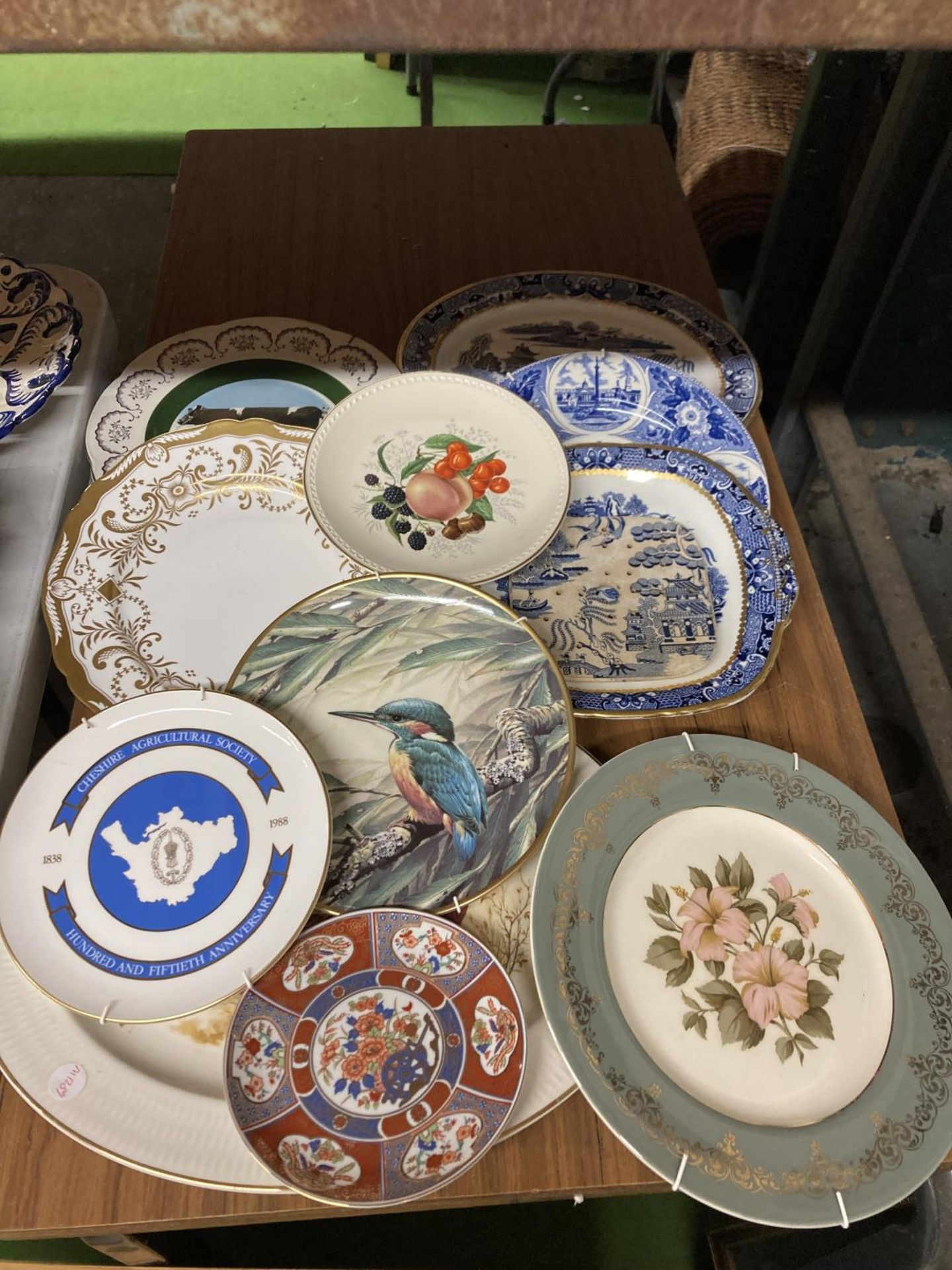 A QUANTITY OF PLATES TO INCLUDE IMAGES OF PHEASANTS, A KINGFISHER, FREISAN COW, BLUE AND WHITE, ETC