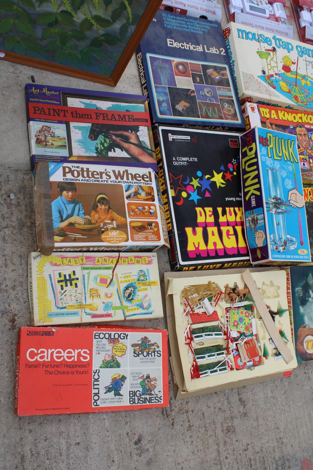 AN ASSORTMENT OF RETRO BOARD GAMES TO INCLUDE KERPLUNK, MOUSE TRAP AND SHOWJUMPING ETC - Image 2 of 2