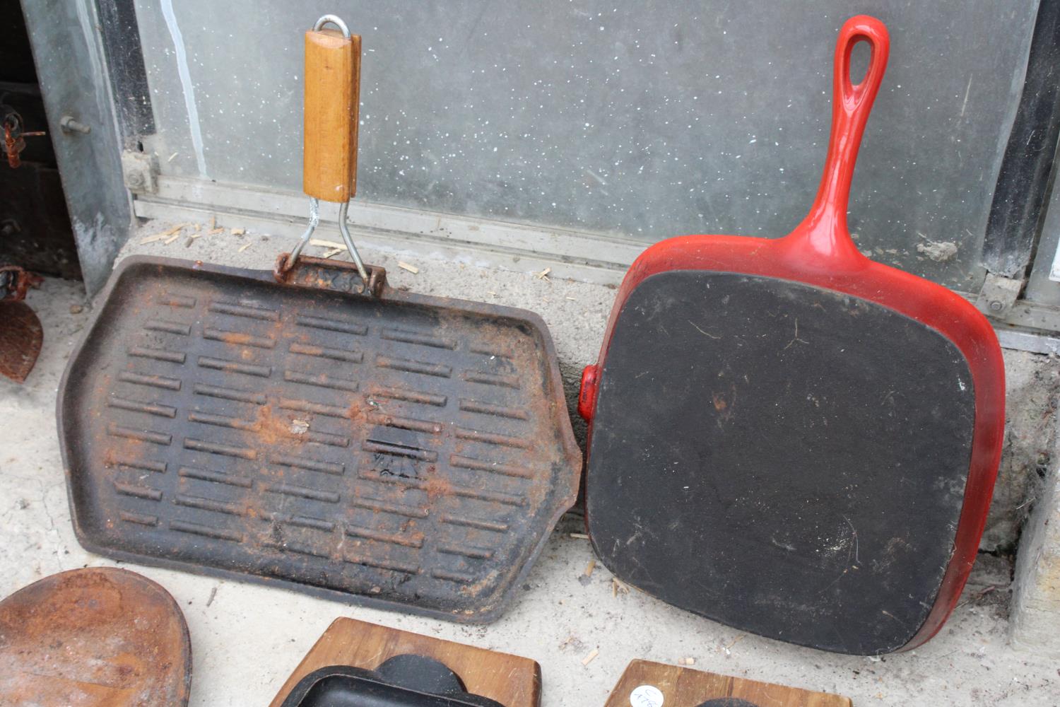AN ASSORTMENT OF CAST IRON SKILLET PANS - Image 3 of 3