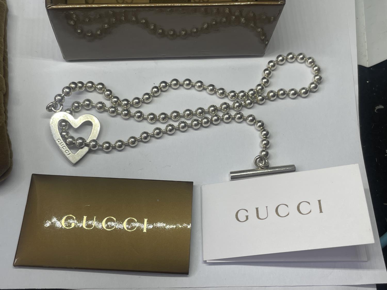 A GUCCI SILVER NECKLACE WITH POUCH AND PRESENTATION BOX - Image 2 of 5