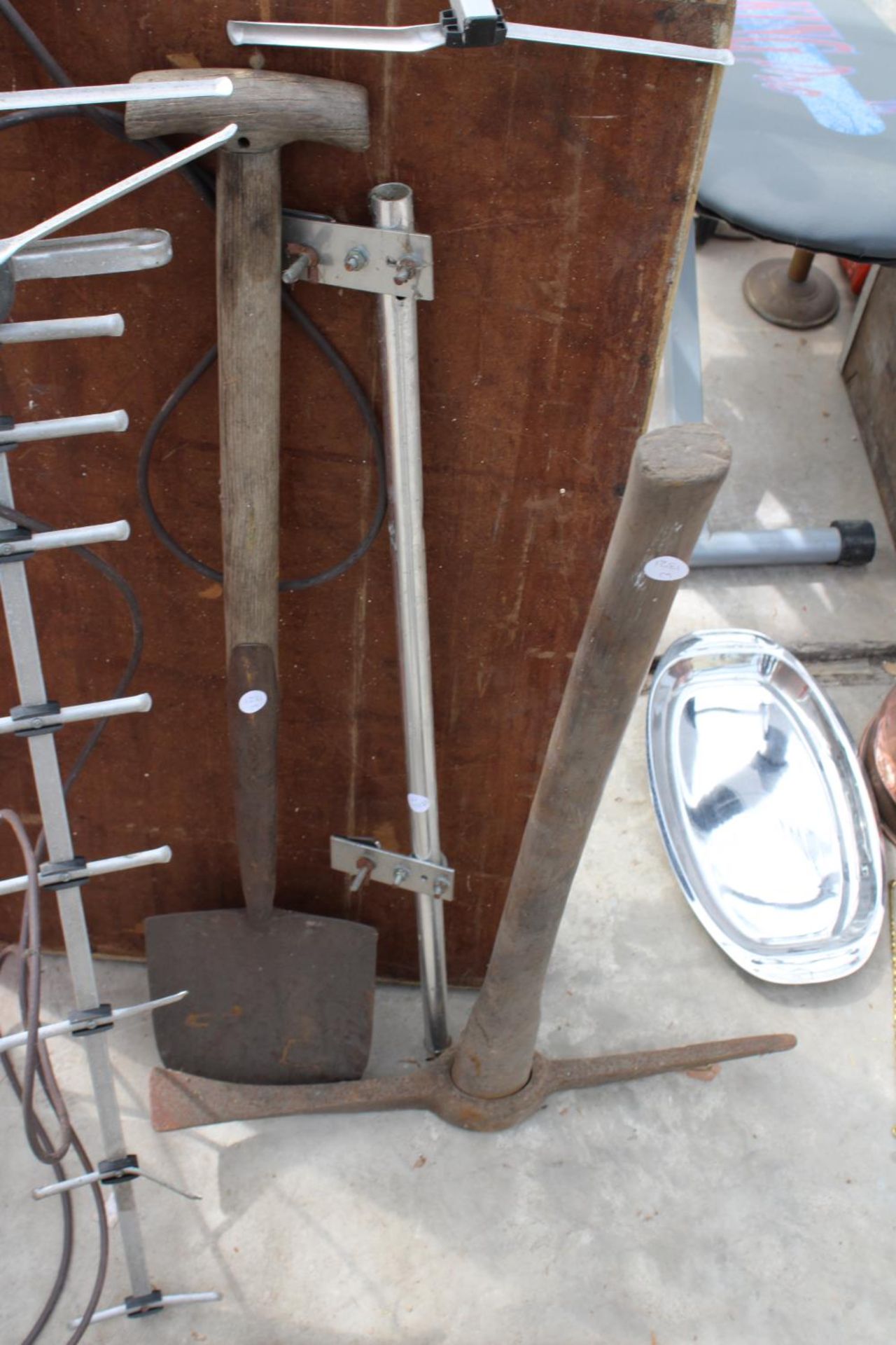 AN ASSORTMENT OF ITEMS TO INCLUDE A PASTING TABLE, SAWS AND A SPADE ETC - Image 2 of 2