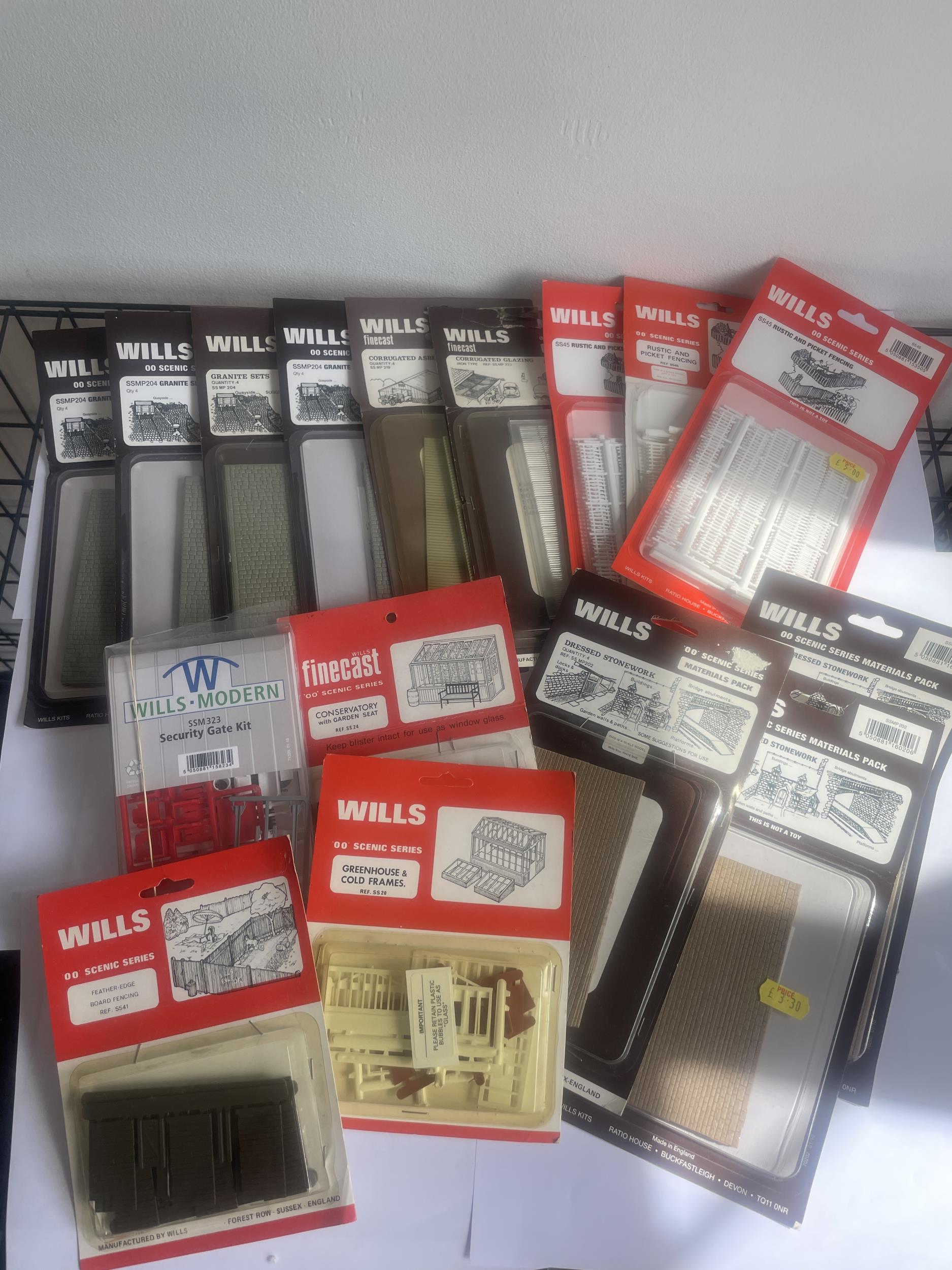 SIXTEEN PACKETS OF WILLS SCENIC MATERIALS KITS TO INCLUDE A SECURITY GATE KIT, GRANITE SETS, DRESSED