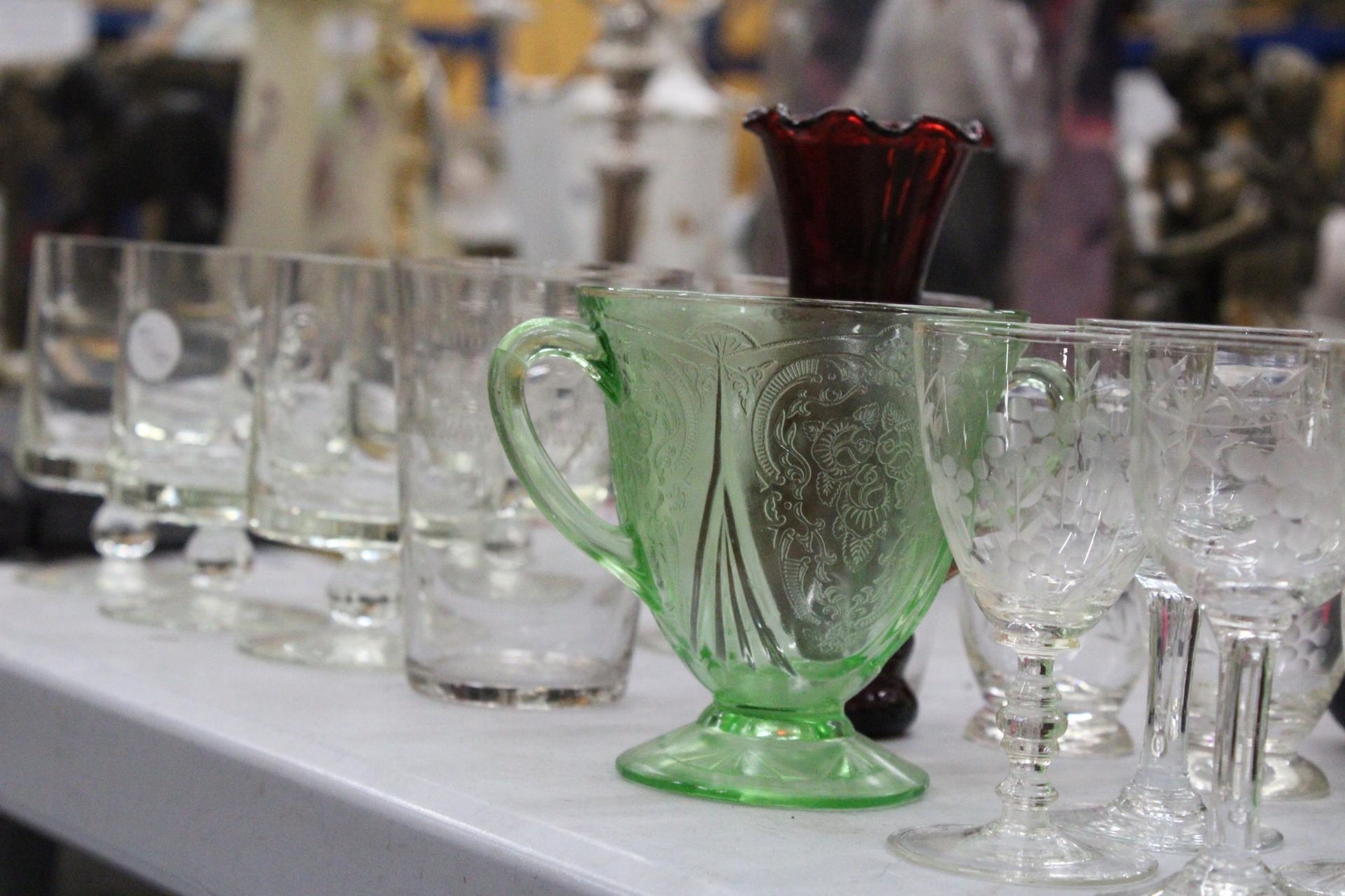 A MIXED LOT OF GLASSWARE TO INCLUDE PORT GLASSES, SHERRY GLASSES, TUMBERS ETC - Image 3 of 5