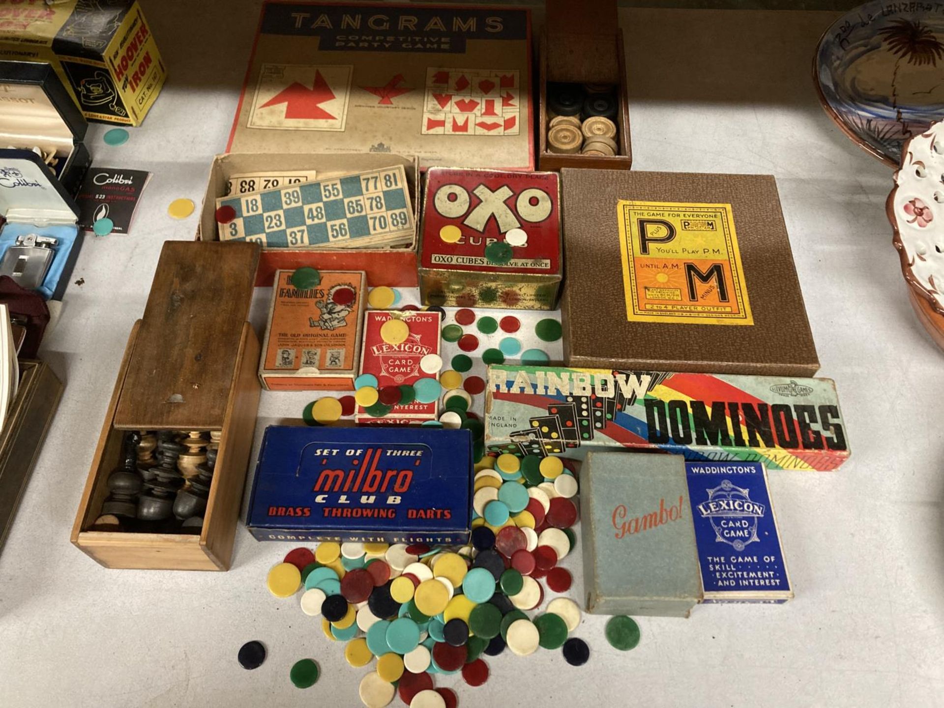 A QUANTITY OF GAMES, ETC TO INCLUDE DOMINOES, DRAUGHTS, DARTS, TIDDLYWINKS, PLAYING CARDS, ETC