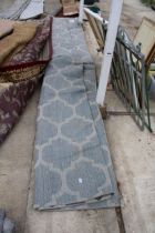 A BELIEVED AS NEW MADE IN TURKEY GREY PATTERNED RUG (370CM x 488CM)