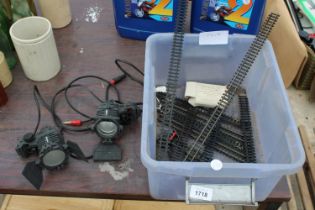 AN ASSORTMENT OF MODEL RAILWAY TRACK AND TWO PAGLIGHTS