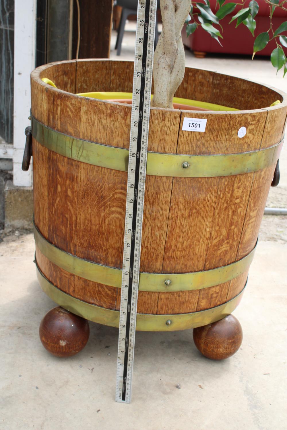 A VINTAGE OAK AND BRASS BANDED TWIN HANDLE BARREL PLANTER ON A BALL FEET BASE AND COMPLETE WITH AN - Image 5 of 5