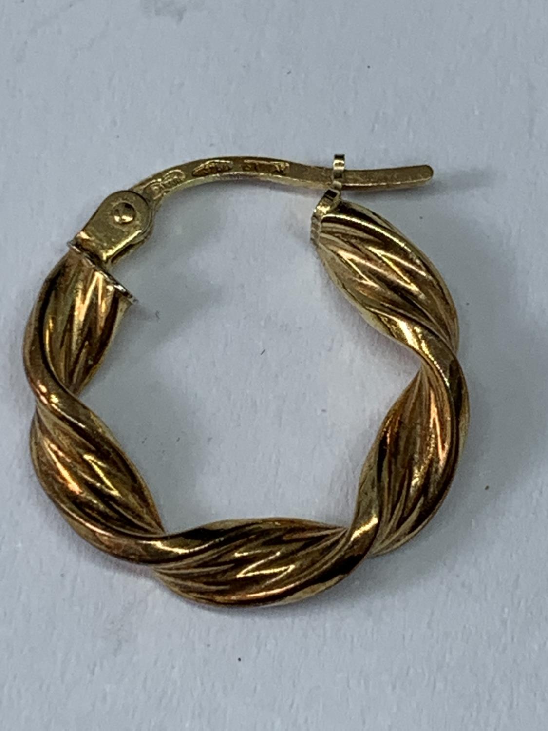 A PAIR OF 9 CARAT GOLD TWISTED HOOP EARRINGS GROSS WEIGHT 1.21 GRAMS - Image 2 of 3