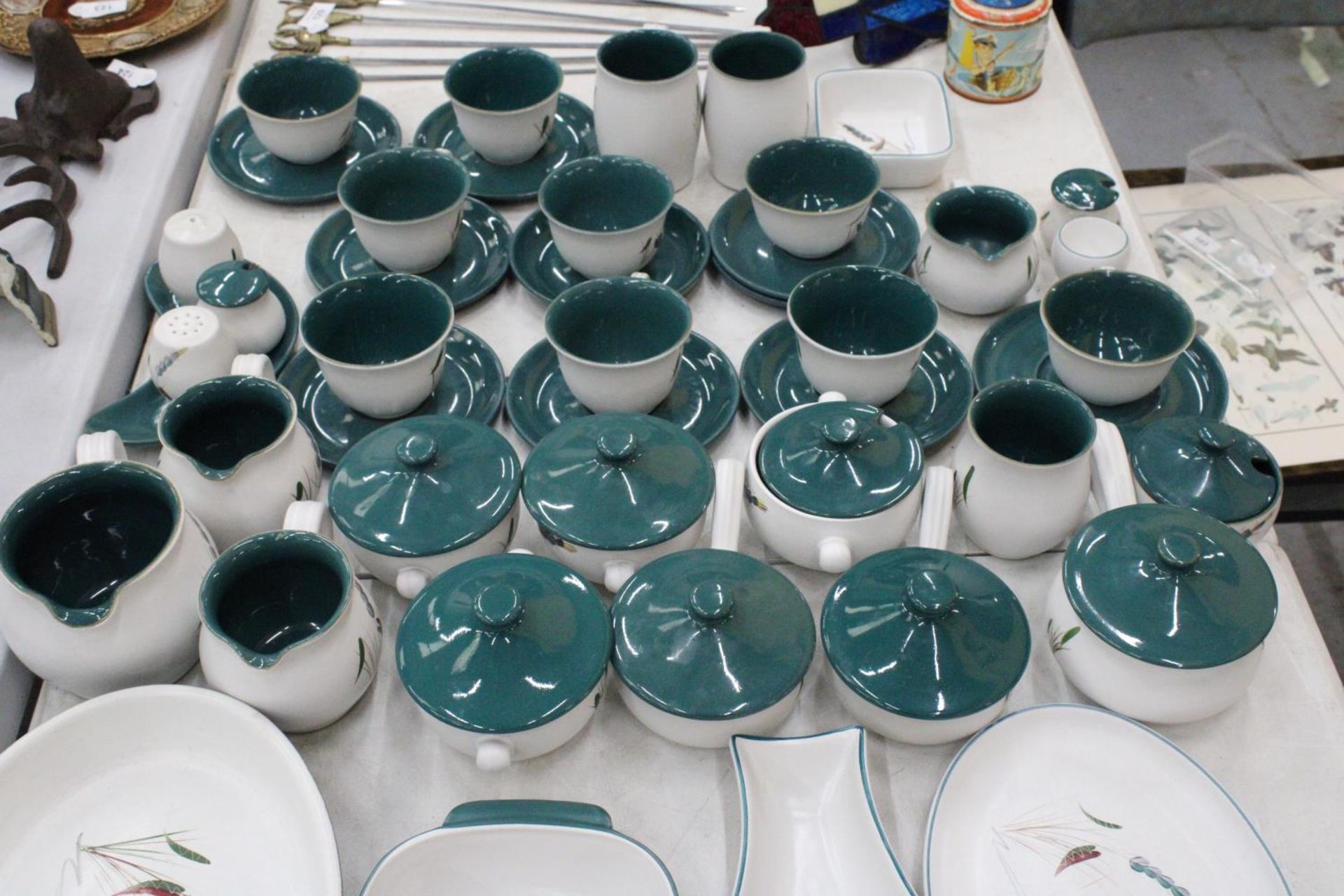 A LARGE QUANTITY OF DENBY GREENWHEAT STONEWARE TO INCLUDE LIDDED SOUP COUPE'S, TEACUPS AND - Image 5 of 7