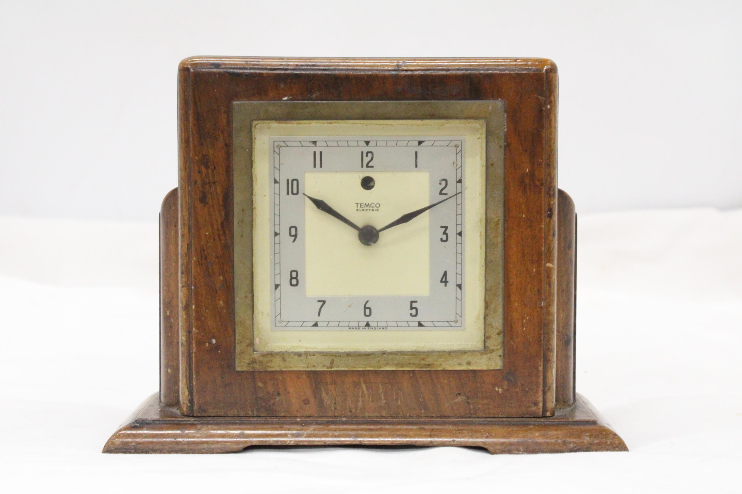 A 1930S, WOODEN, ART DECO MANTLE CLOCK WITH BAKELITE BACK - Image 2 of 5