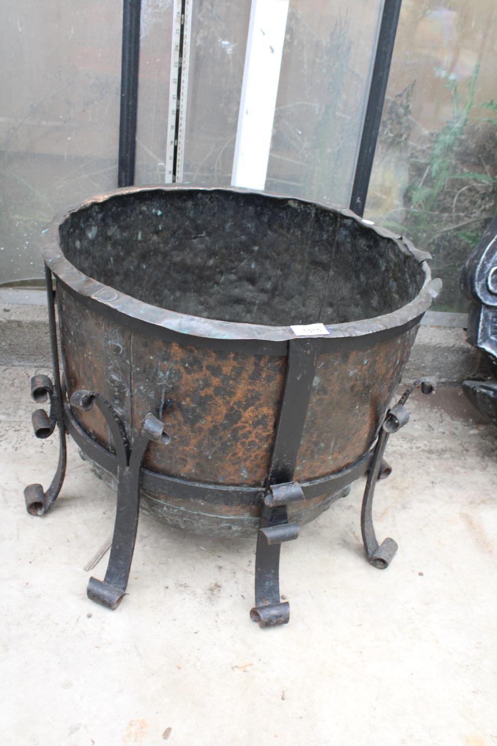 A LARGE VINTAGE AND DECORATIVE COPPER PLANTER WITH WROUGHT IRON STAND (D:53CM)