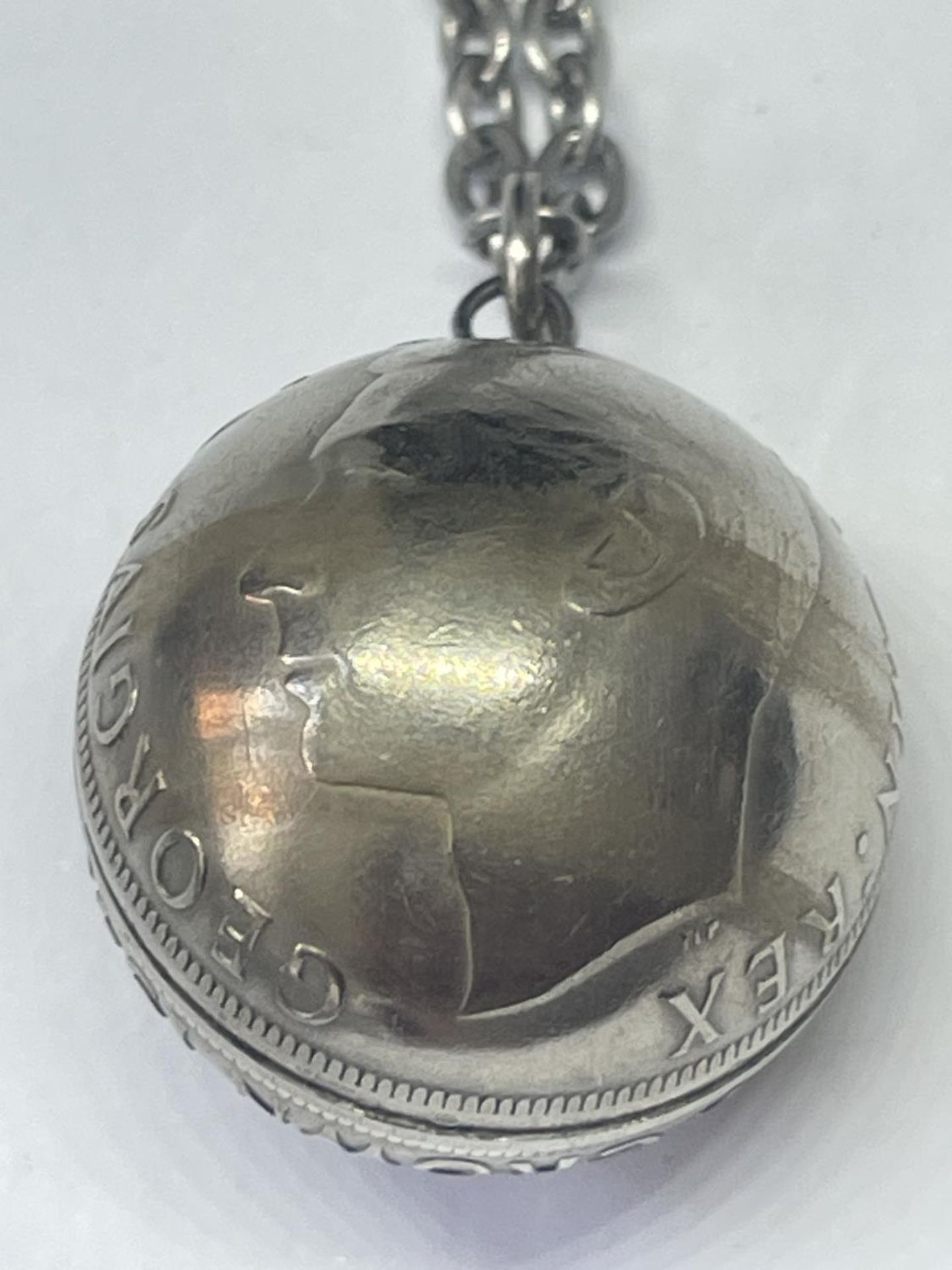 A SILVER NECKLACE AND A HALF CROWN BALL PENDANT - Image 4 of 4