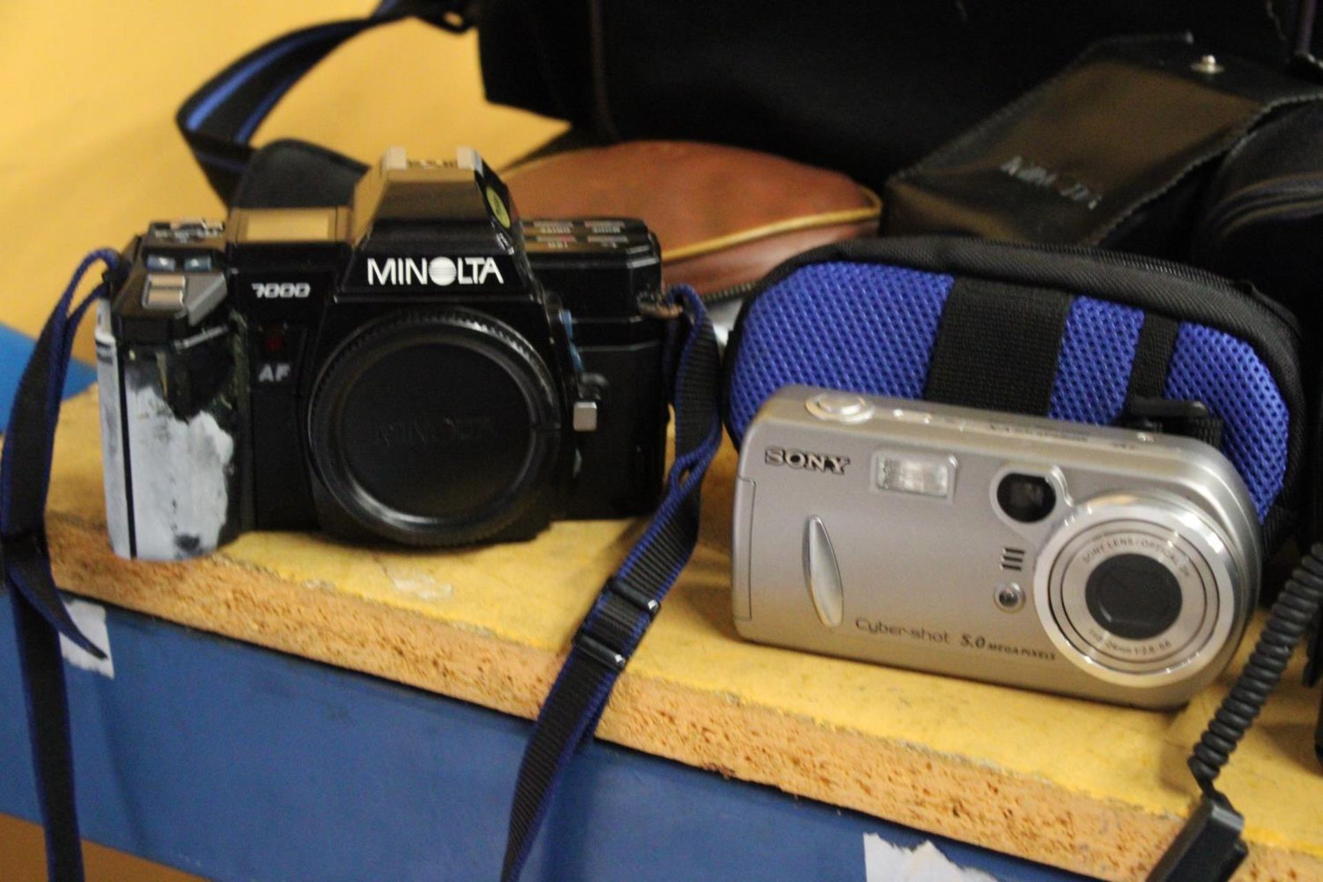A COLLECTION OF VINTAGE CAMERAS TO INCLUDE A SIX 20 KODAK, AGILUX AGIFLASH, SONY CYBERSHOT, KONICA - Image 5 of 7