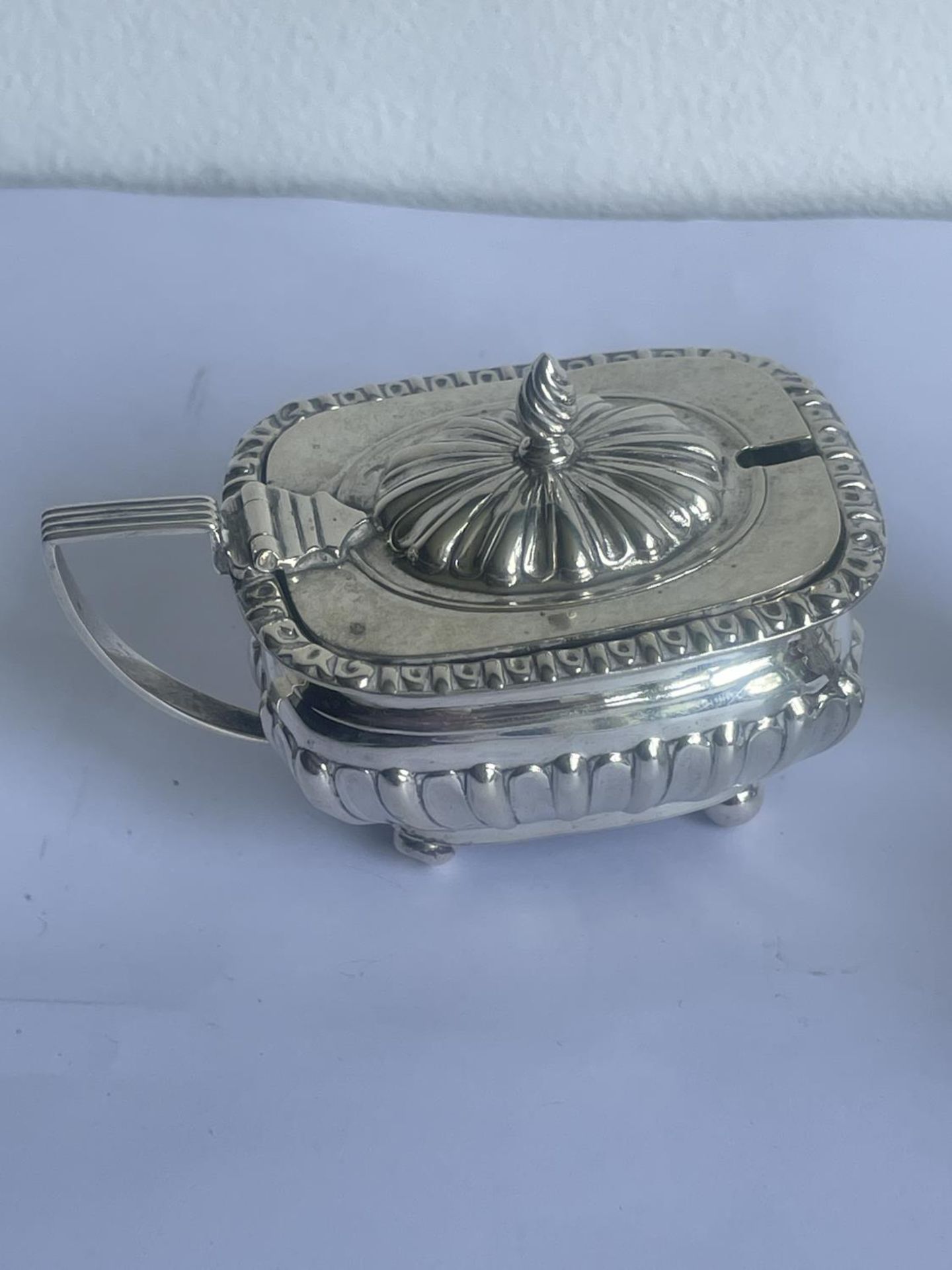 A HALLMARKED BIRMINGHAM SILVER CRUET SET (SALT LACKING LINER) GROSS WEIGHT WITHOUT MUSTARD POT LINER - Image 2 of 7