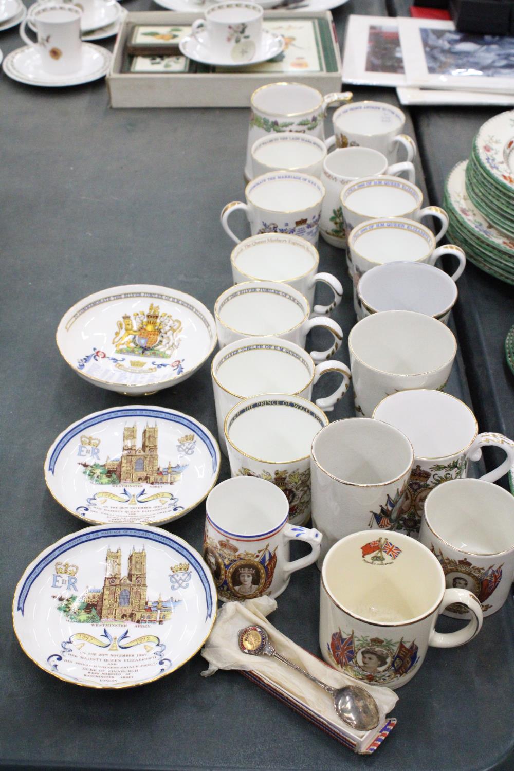 A COLLECTION OF COMMEMORATIVE WARE TO INCLUDE SPODE, AYNSLEY, MUGS ETC PLUS A BOM-BOM DISH WITH A