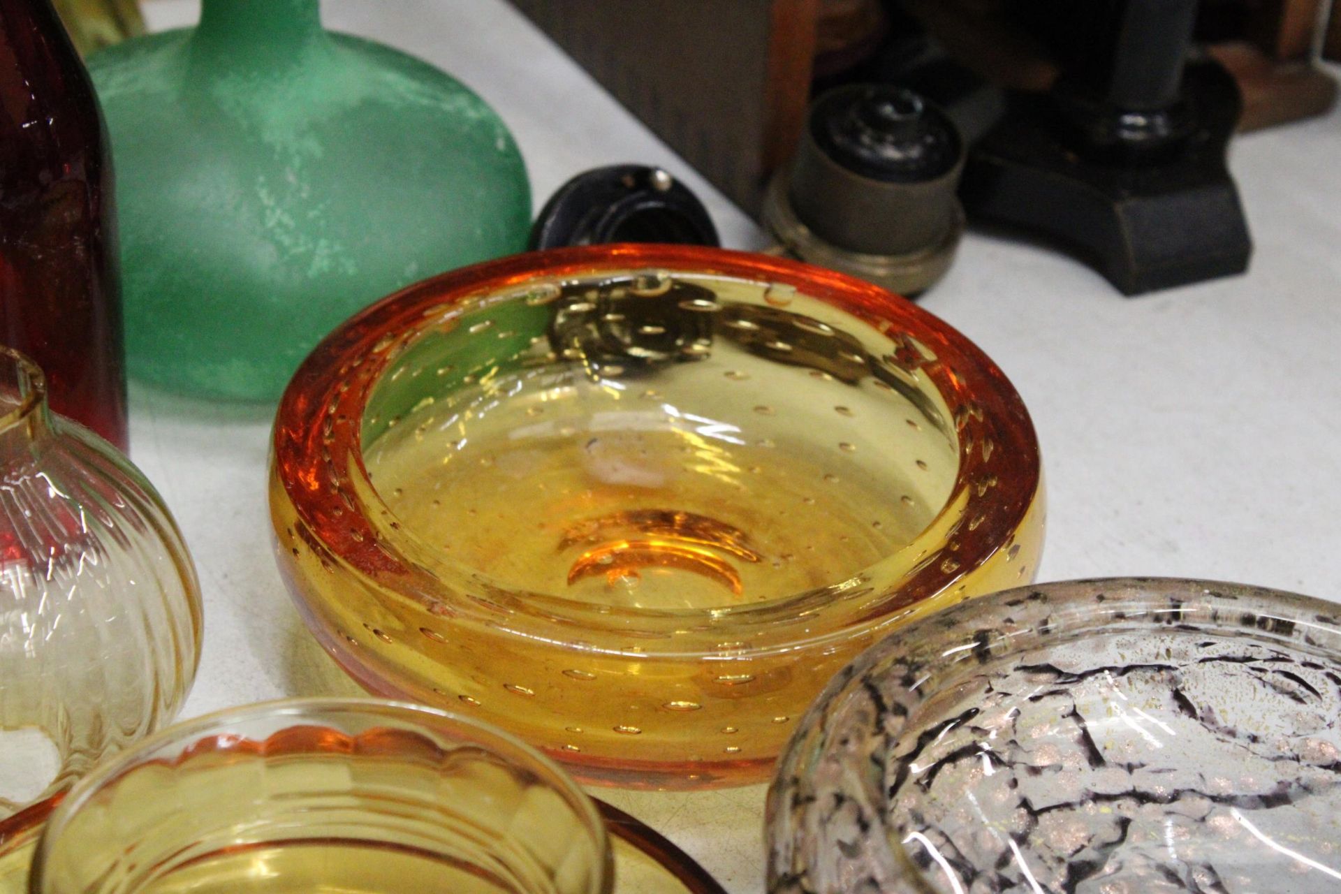 A QUANTITY OF GLASSWARE TO INCLUDE A TIFFANY & CO., APPLE PAPERWEIGHT, A WHITEFRIAR'S STYLE BUBBLE - Image 8 of 10