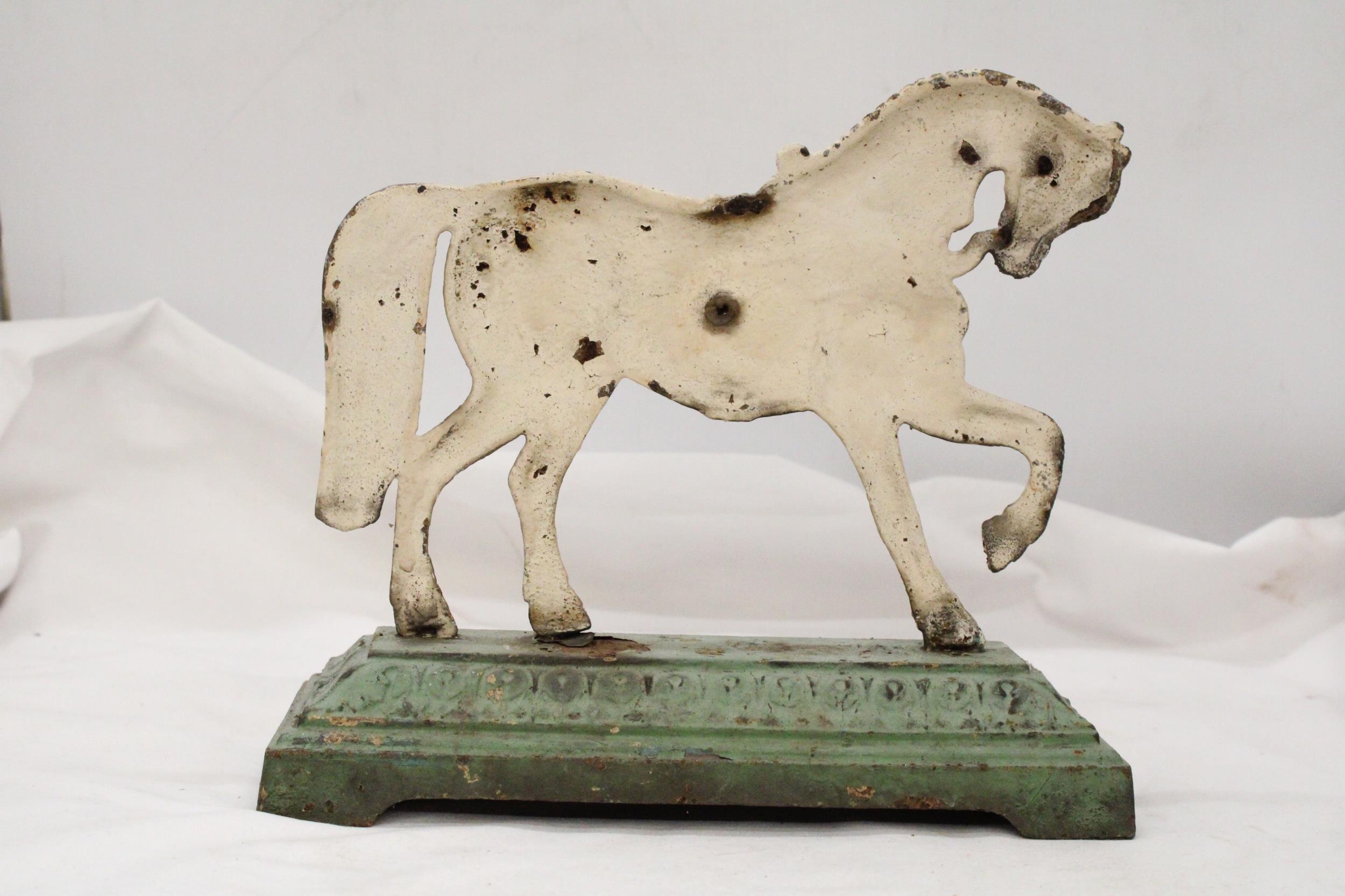A VICTORIAN CAST IRON HORSE DOOR STOP ON GREEN BASE - APPROXIMATELY 23CM X 23CM - Image 4 of 5