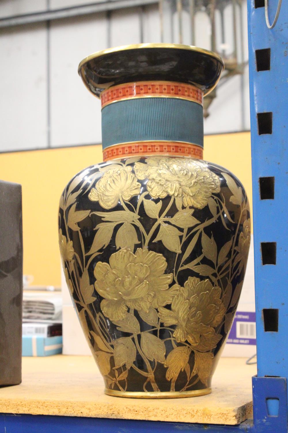 A LARGE VASE WITH GOLD EMBOSSED FLORALS PAINTED IN 22 CT GOLD - Image 2 of 4