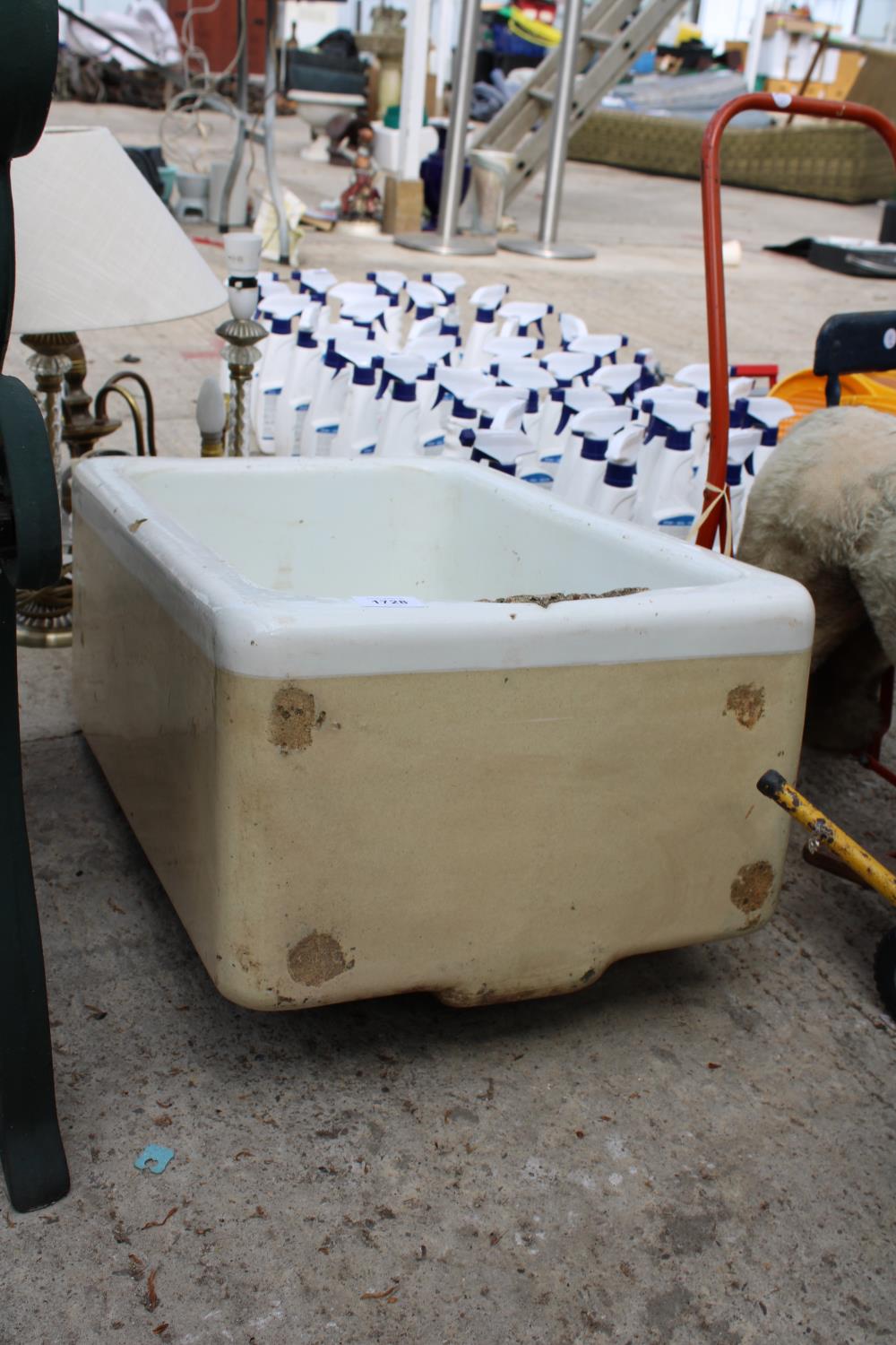 A RETRO WHITE GLAZED SINK - Bild 2 aus 2